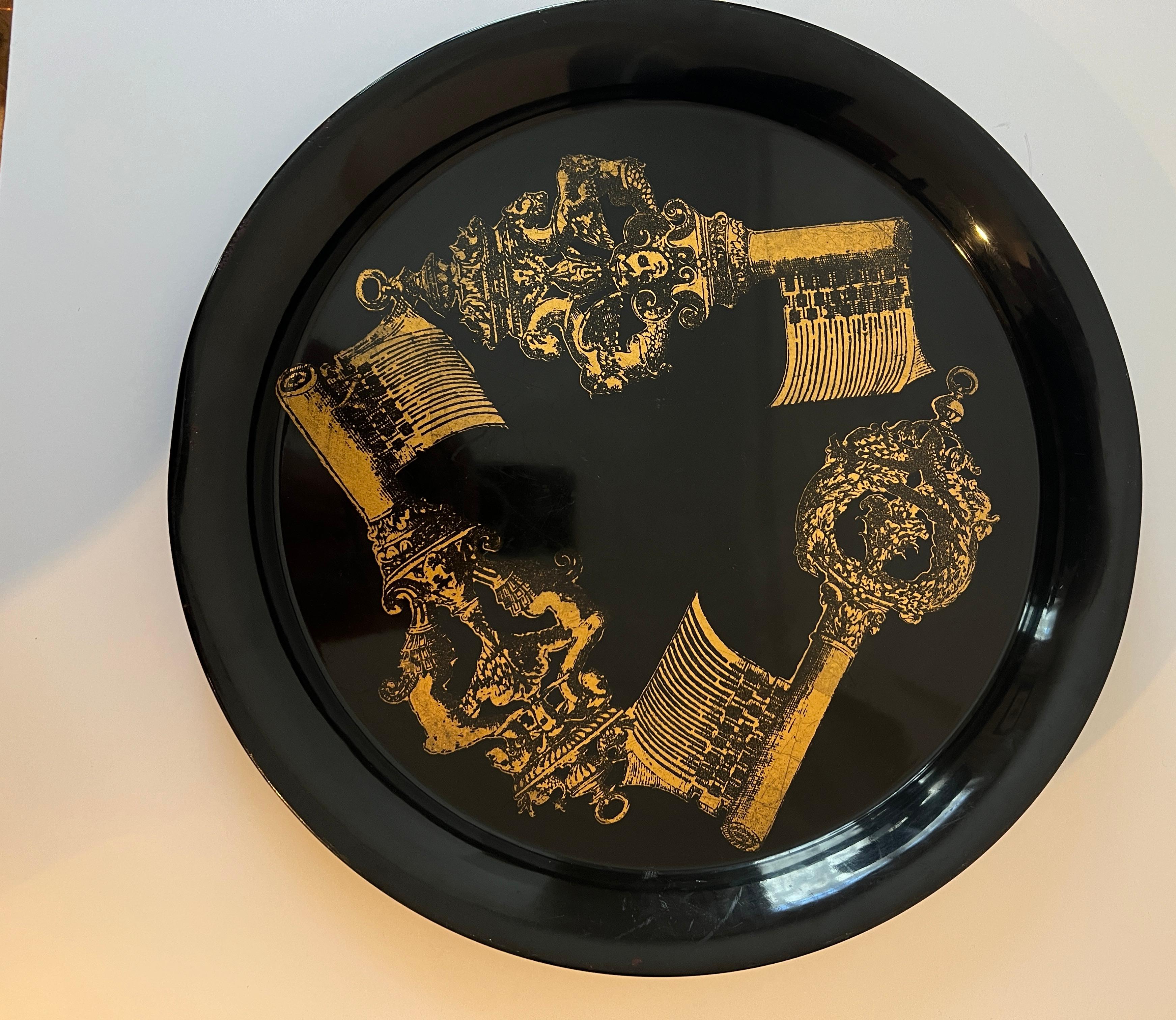 Piero Fornasetti Bandeja redonda de metal decorativa para servir con llaves siglo XX en venta