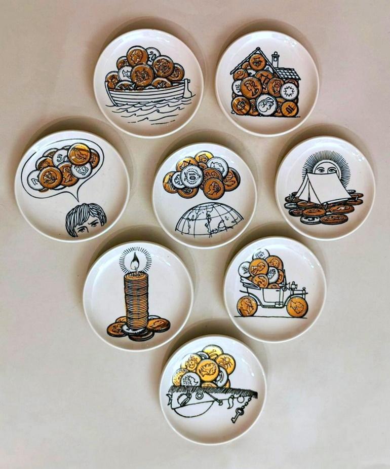 We kindly suggest you read the whole description, because with it we try to give you detailed technical and historical information to guarantee the authenticity of our objects.
Complete set of eight porcelain coasters produced in 1970 by Piero