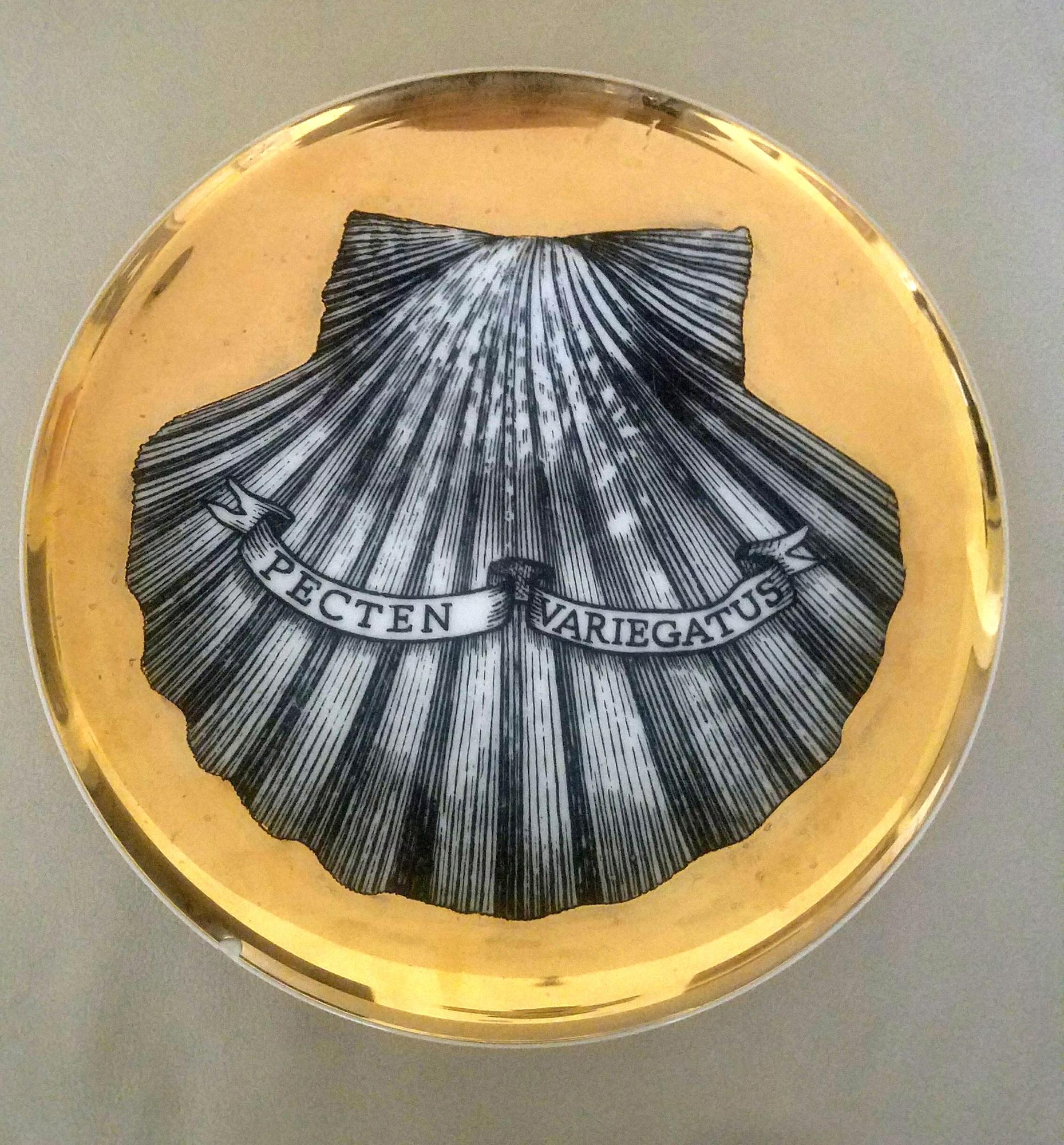 Italiano Piero Fornasetti Sei piatti conchiglia in porcellana dorata, motivo Conchyliorum, anni '50 in vendita