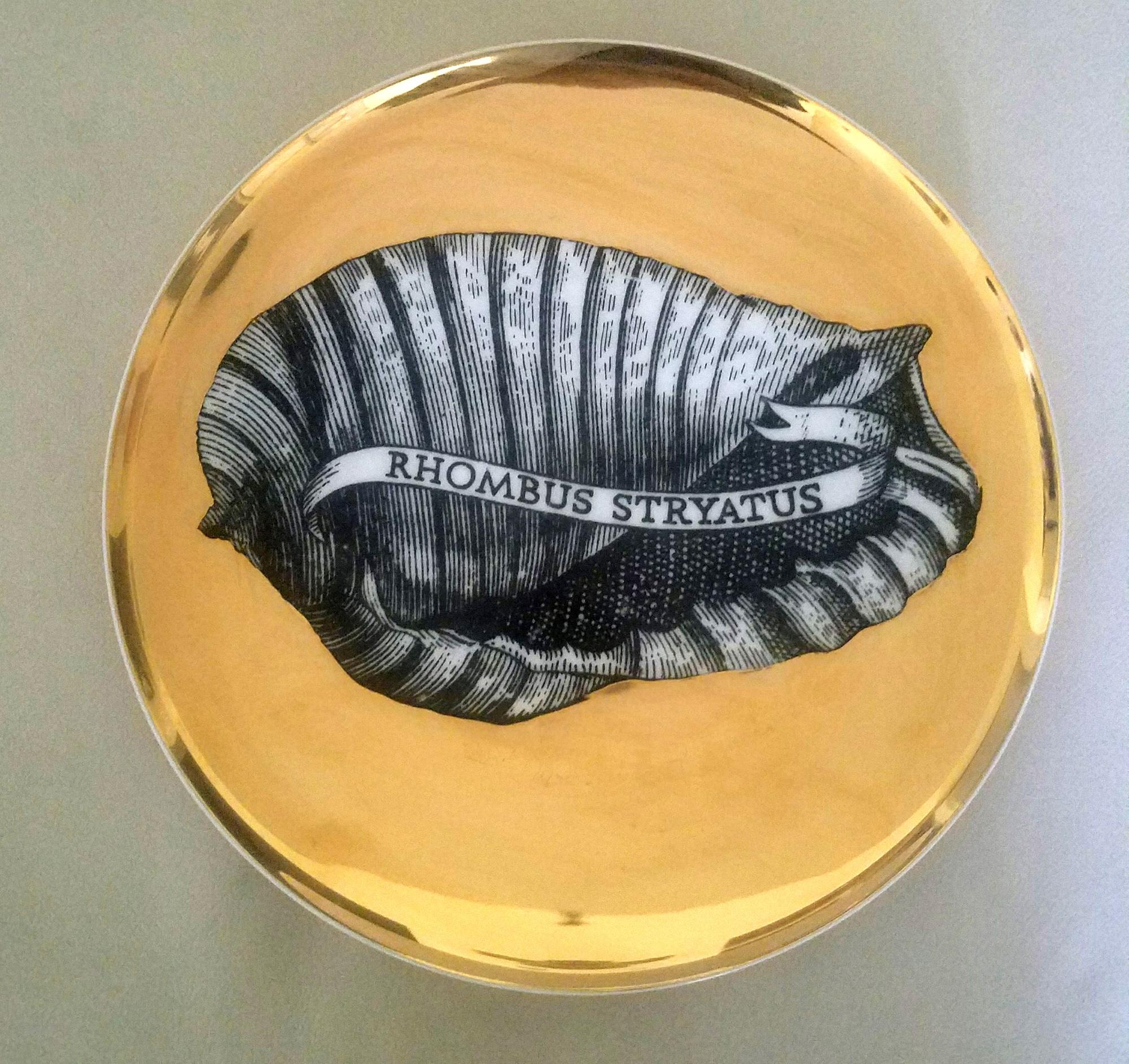 Piero Fornasetti Six assiettes à coquillages en porcelaine dorée, motif Conchyliorum, années 1950 en vente 1