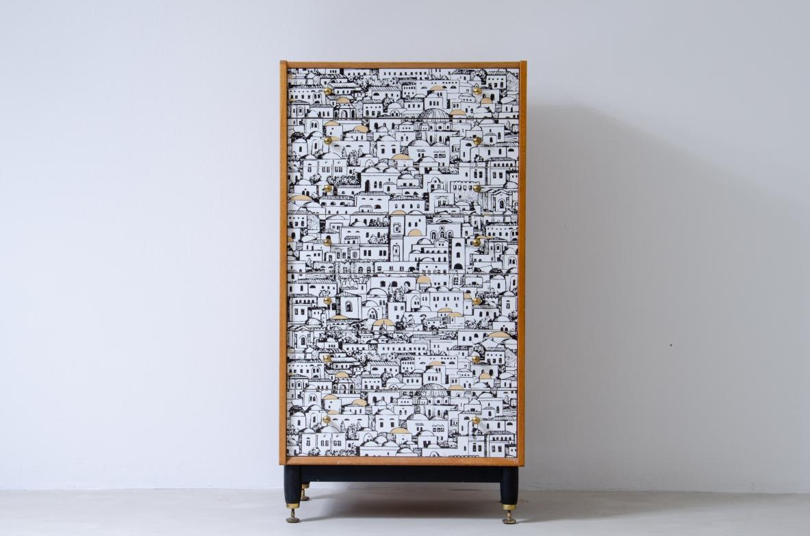 Piero Fornasetti, small cabinet with drawers with front decorated with Middle Eastern architectural patterns. Wooden base with brass tips and ash sides.

Signed Piero Fornasetti, 1950s.

   