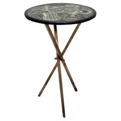 Table d'appoint tripode en laiton "Strumenti Musicali" de Piero Fornasetti, Italie, années 1960