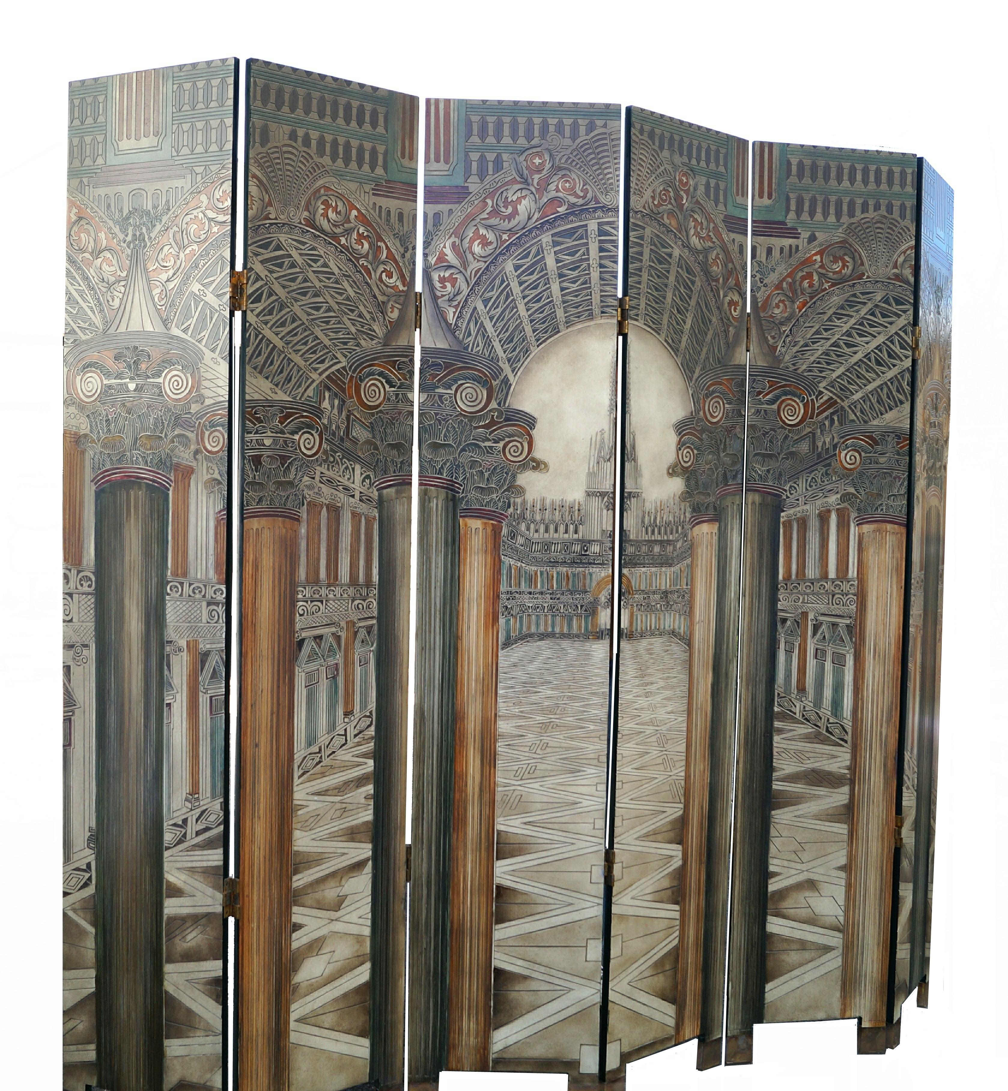 Grand écran décoratif Fornasetti Style 6 Panel Architectural privacy screen room divider. S'harmonise avec de nombreux types de décor. De la tradition à la modernité. Il s'agit d'une pièce de poids important. Il se plie à une profondeur d'environ 6