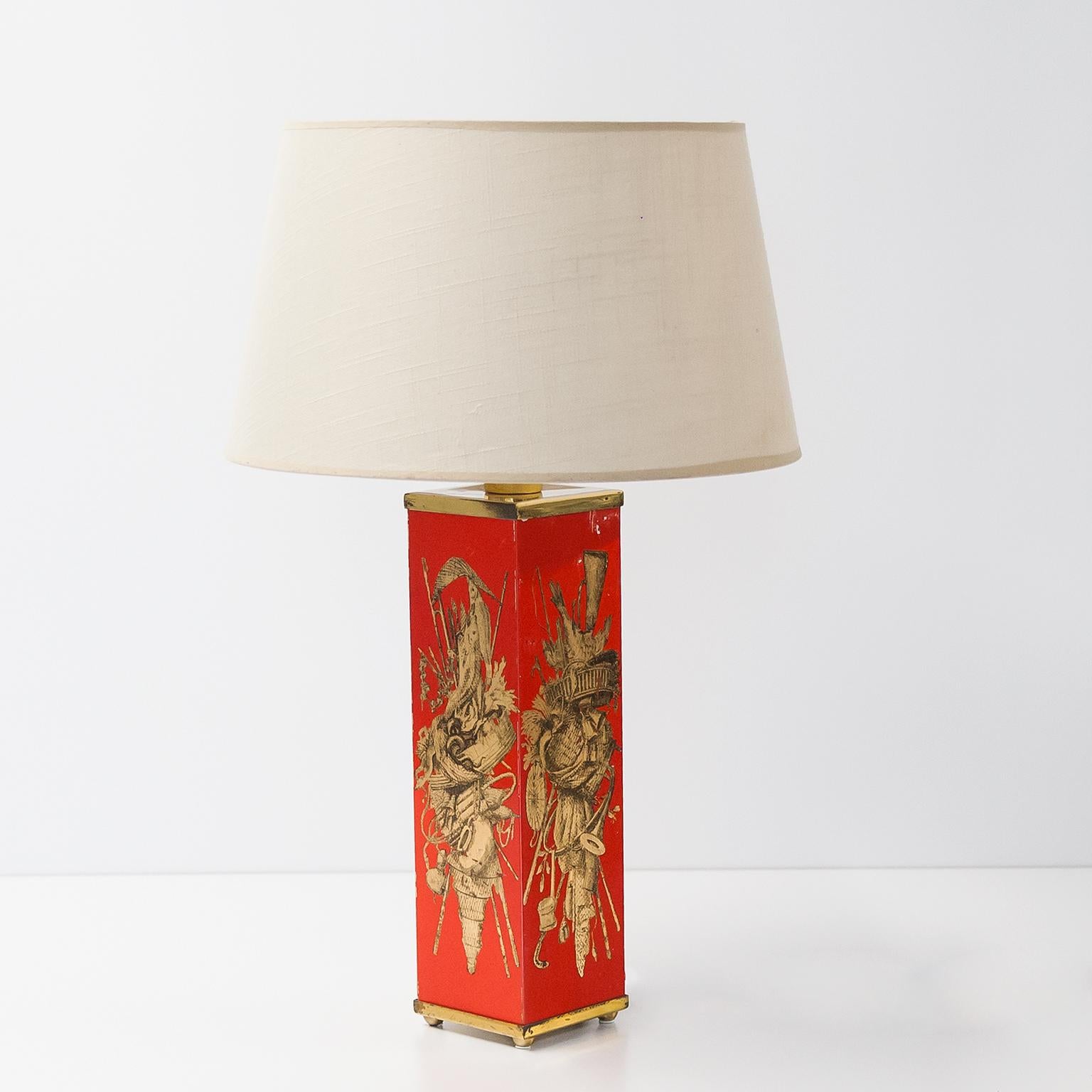 Una bellissima e rara lampada da tavolo disegnata dall'artista Piero Fornasetti negli anni Cinquanta. Le meravigliose stampe laccate della lampada presentano stille design diverse su ciascuno dei quattro lati, prima raffiguranti orologi e meccanismi