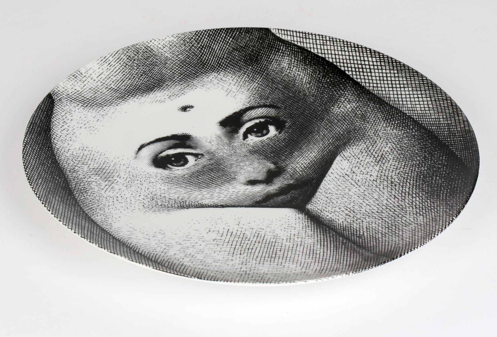 Metà XX secolo Piero Fornasetti Tema E Variazioni Lina Cavalieri Torso Piatto in porcellana in vendita