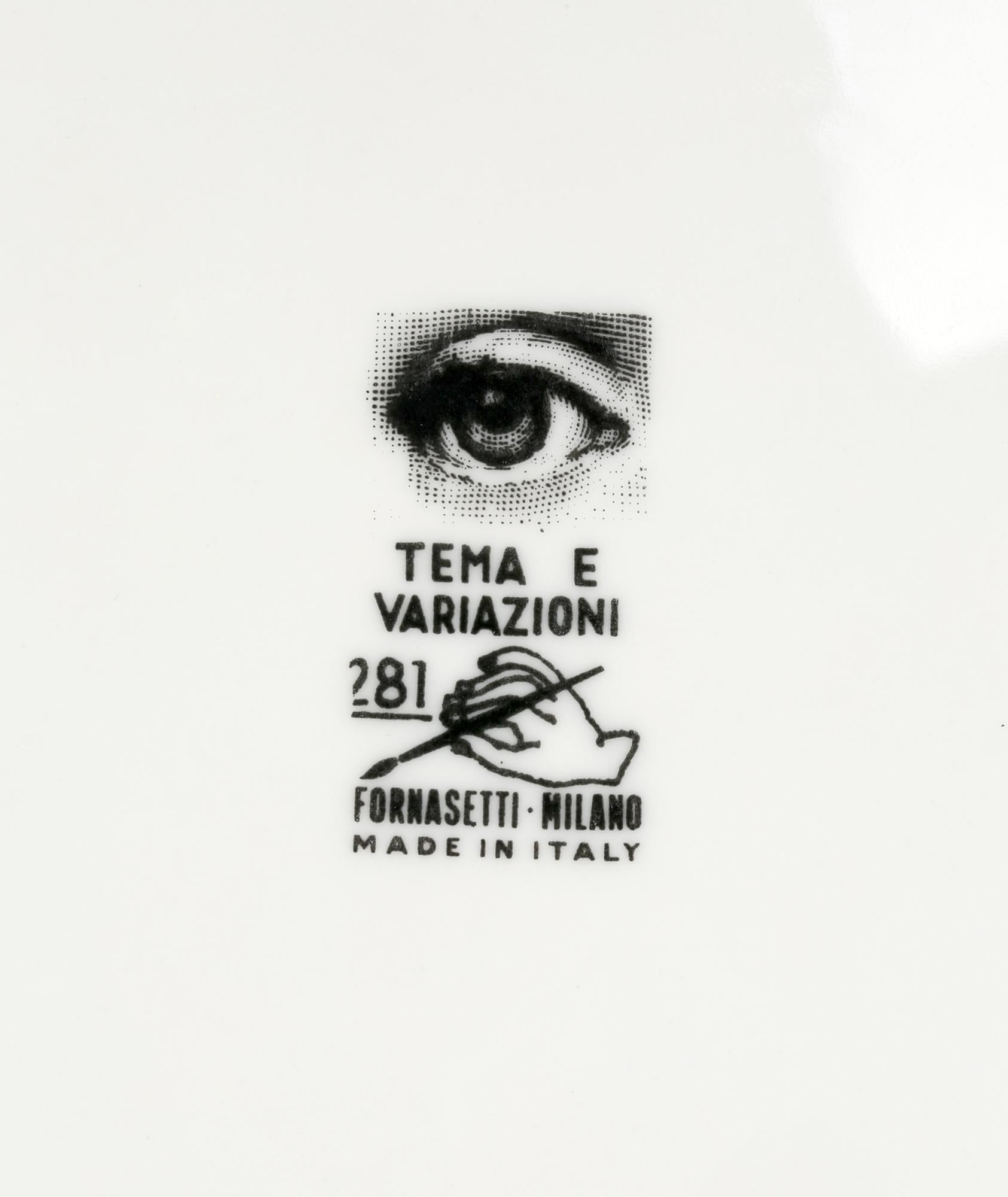 Assiette en porcelaine italienne vintage de Piero Fornasetti (italien 1913-1988) décorée du visage de sa muse, Lina Cavalieri, imprimé sur un torse nu et datant des années 1960. La plaque a des marques imprimées à la base et est le numéro 281 de sa