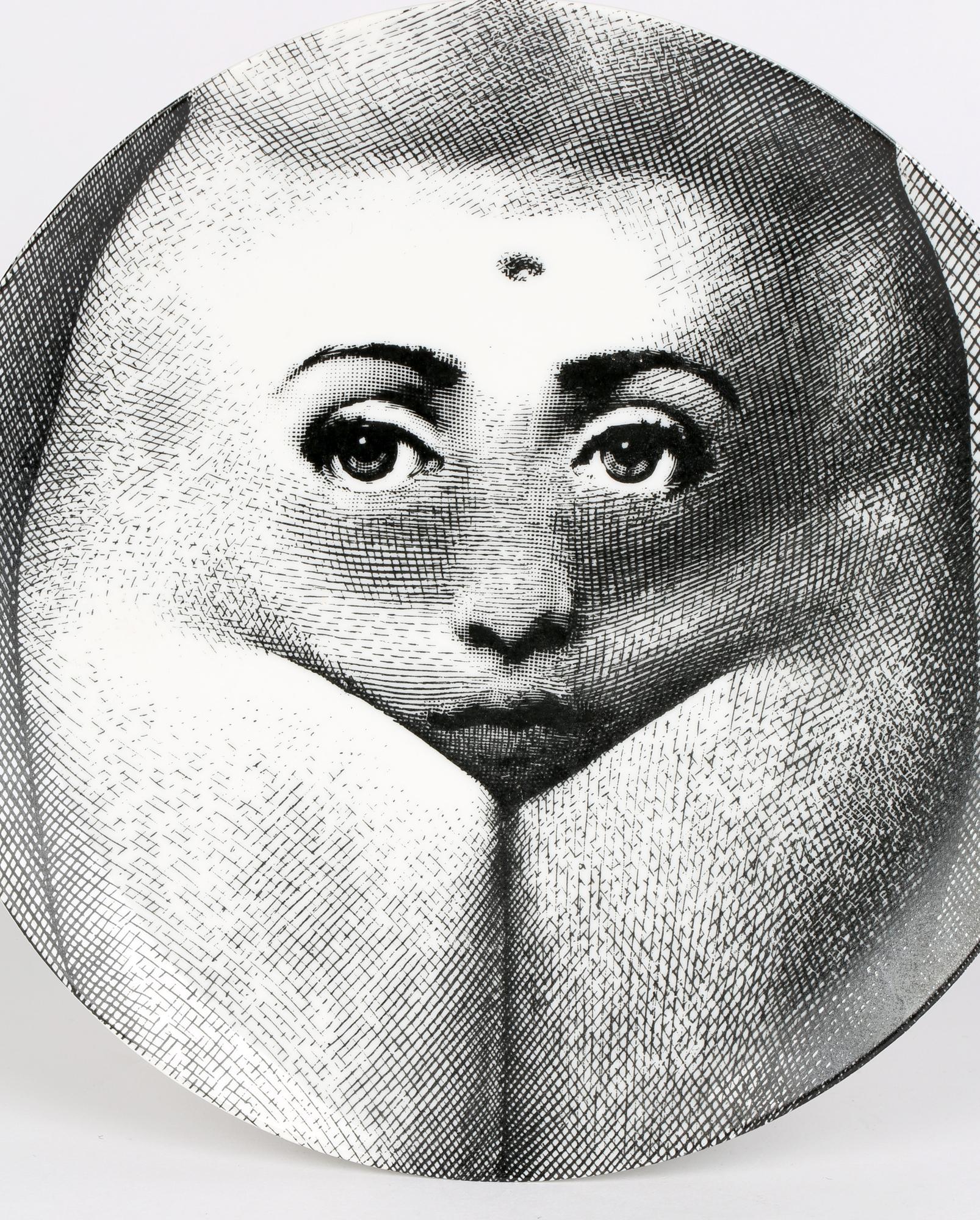 Porcelaine Assiette en porcelaine à torse de Lina Cavalieri Tema E Variazioni de Piero Fornasetti en vente