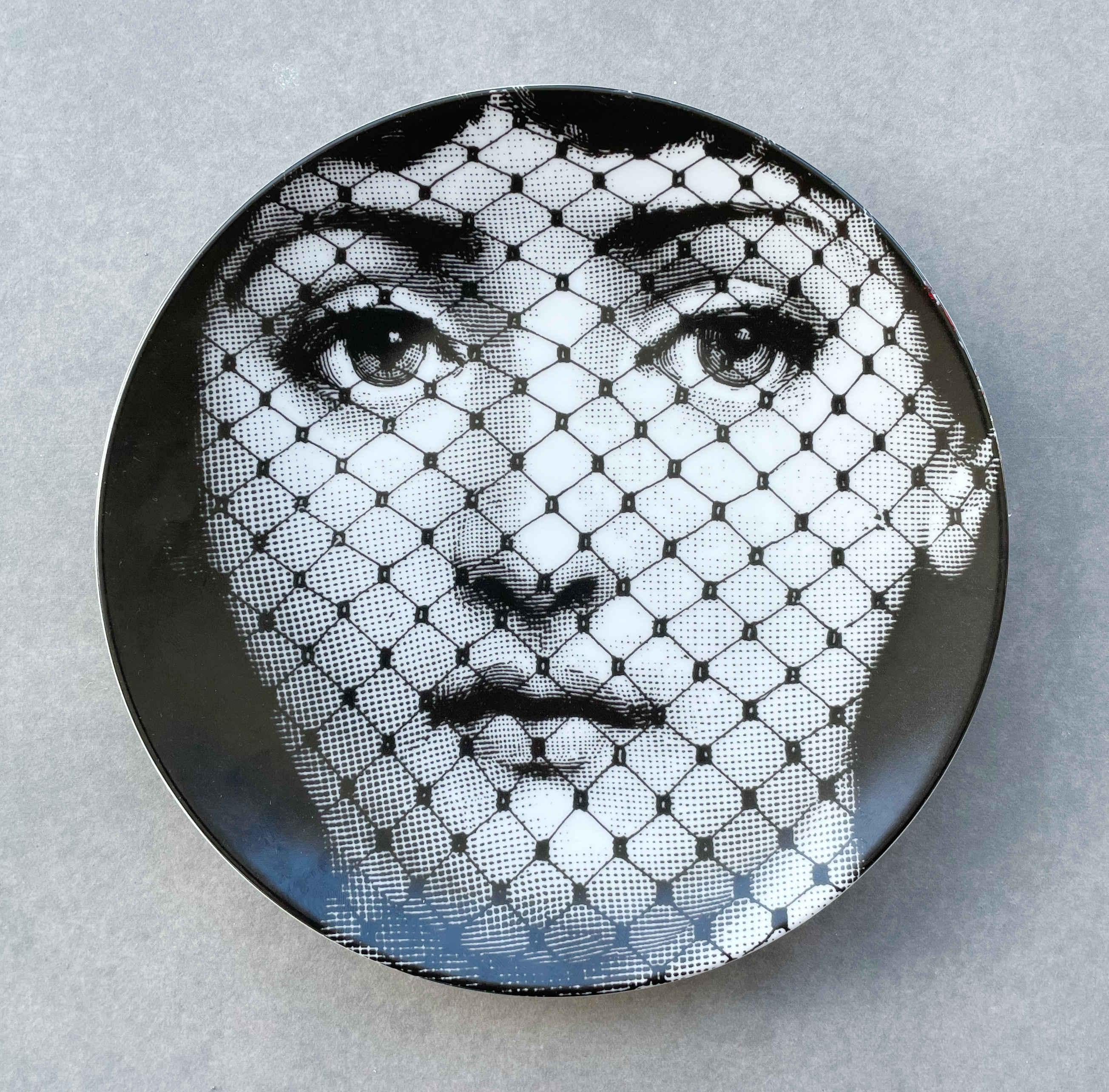 Plato de porcelana vintage Piero Fornasetti 