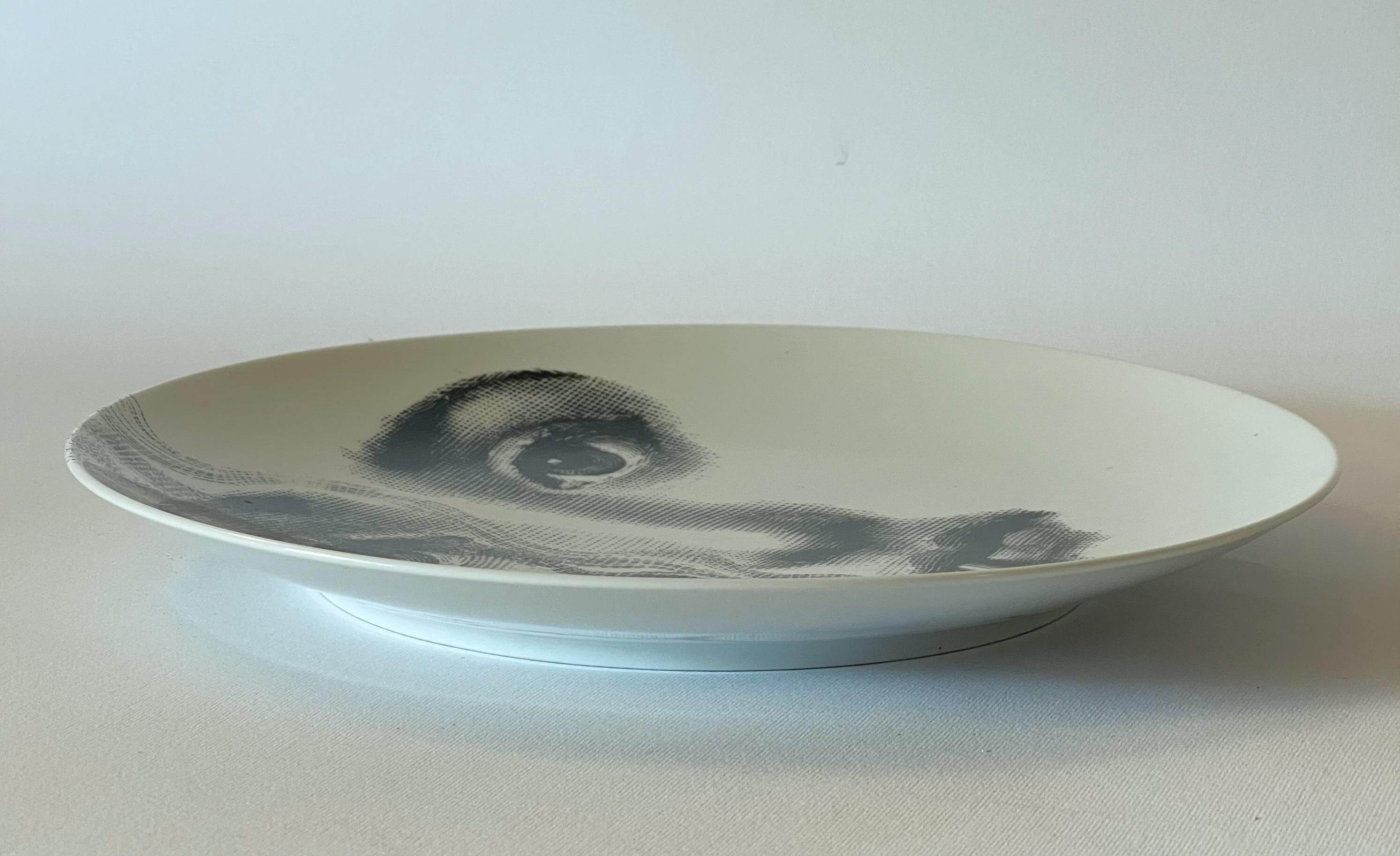 Assiette en porcelaine thème E Variazioni n°81 de FORNASETTI Bon état - En vente à Los Angeles, CA