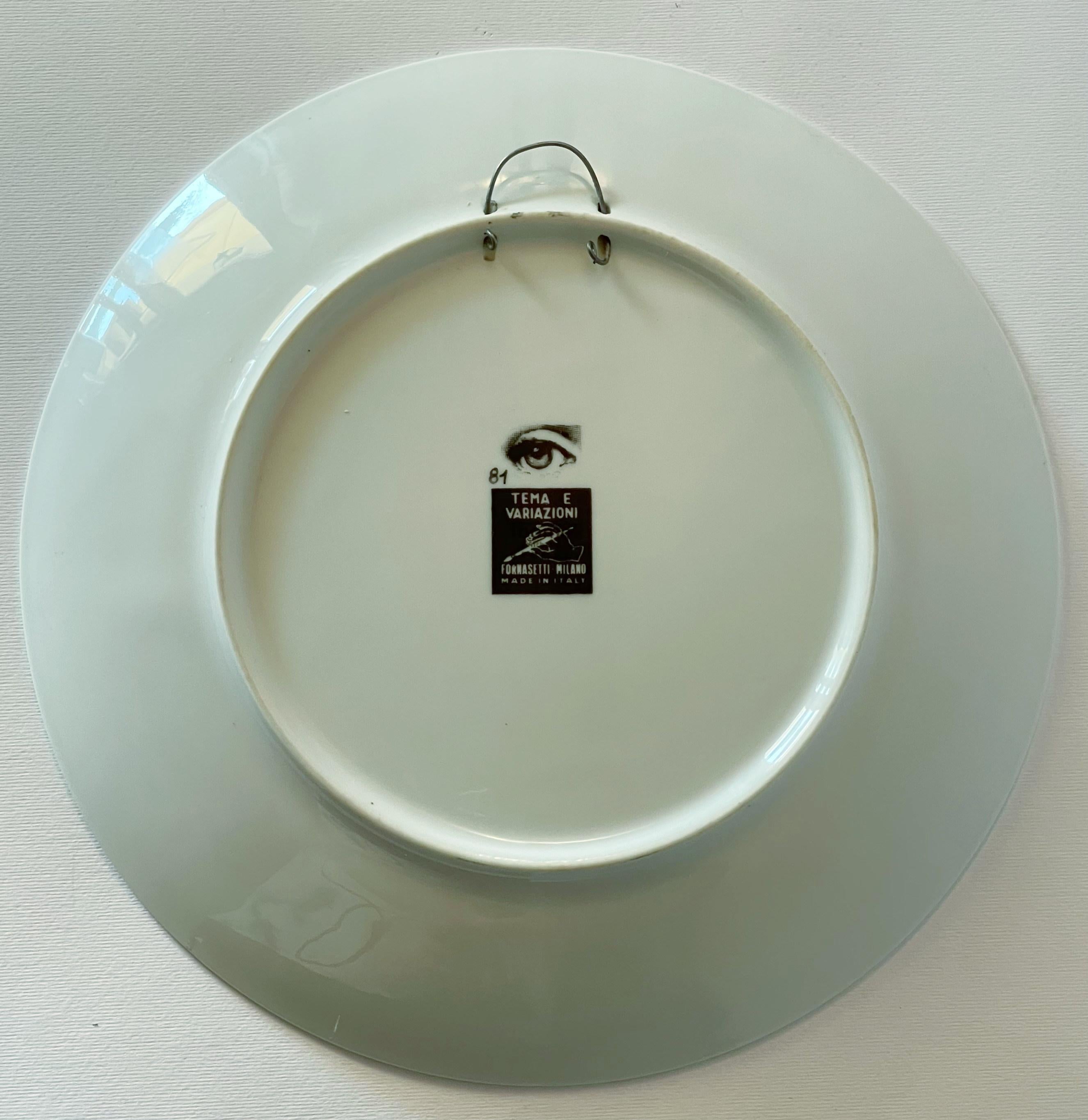 20ième siècle Assiette en porcelaine thème E Variazioni n°81 de FORNASETTI en vente