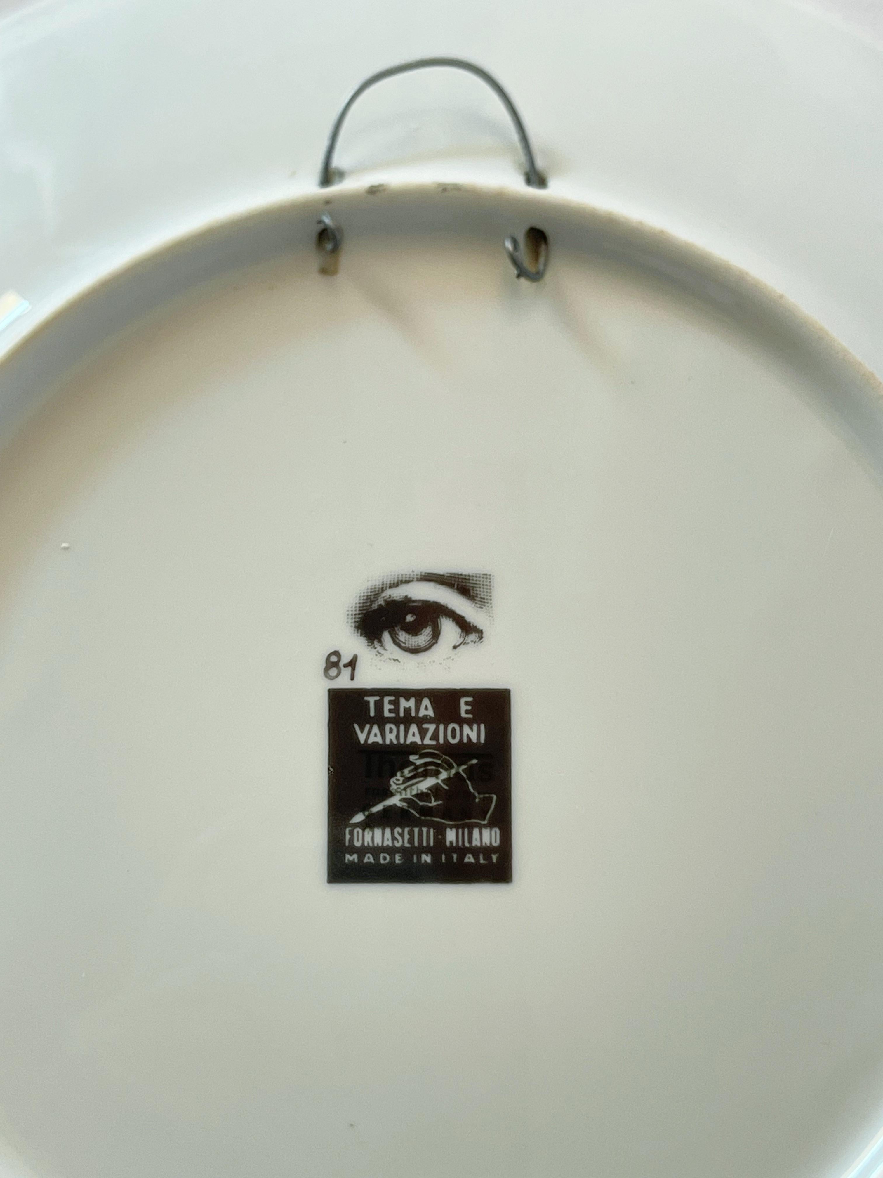 Porcelaine Assiette en porcelaine thème E Variazioni n°81 de FORNASETTI en vente