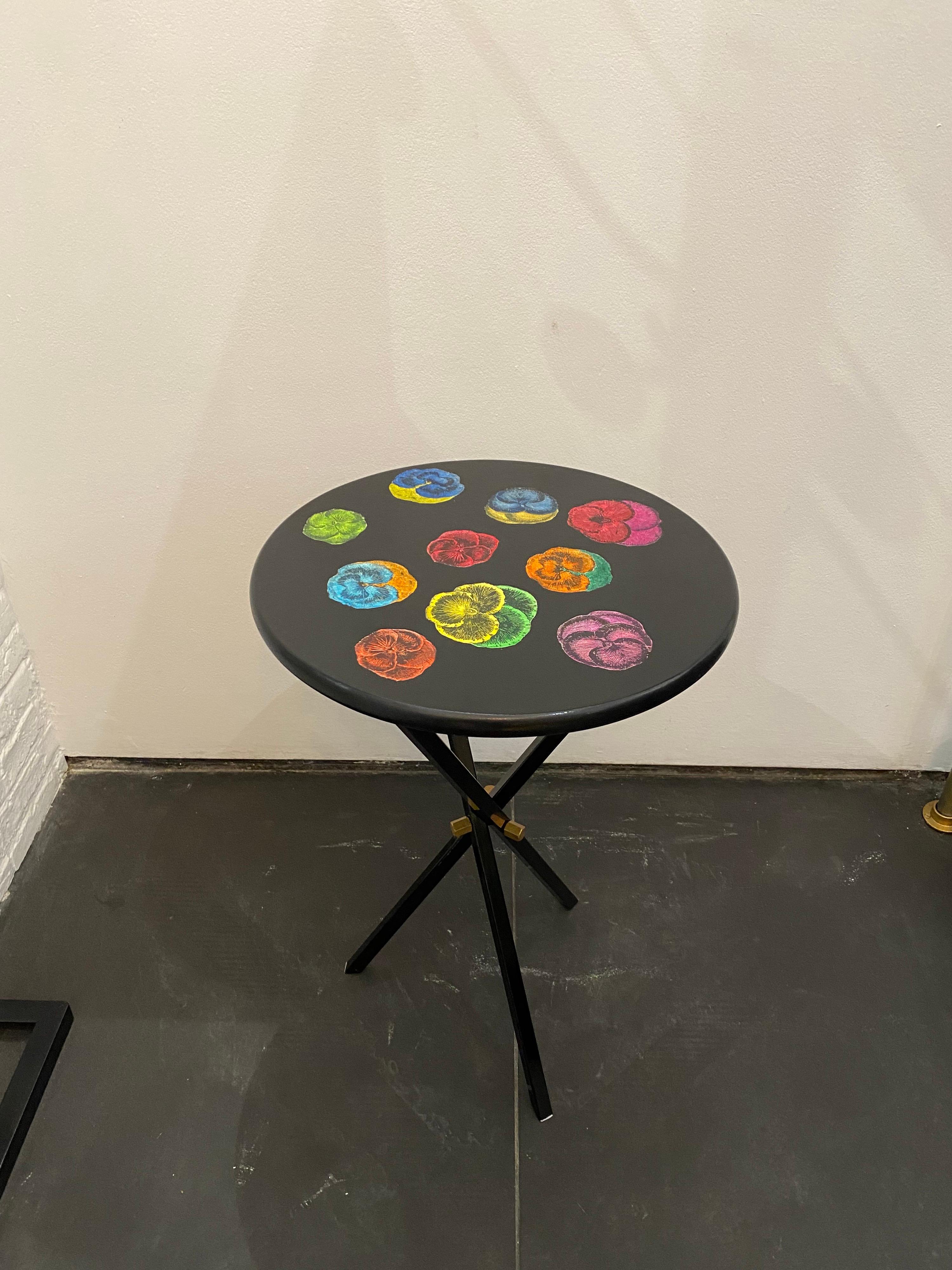 Piero Fornasetti tripod table with flower motif  In Good Condition For Sale In London, GB