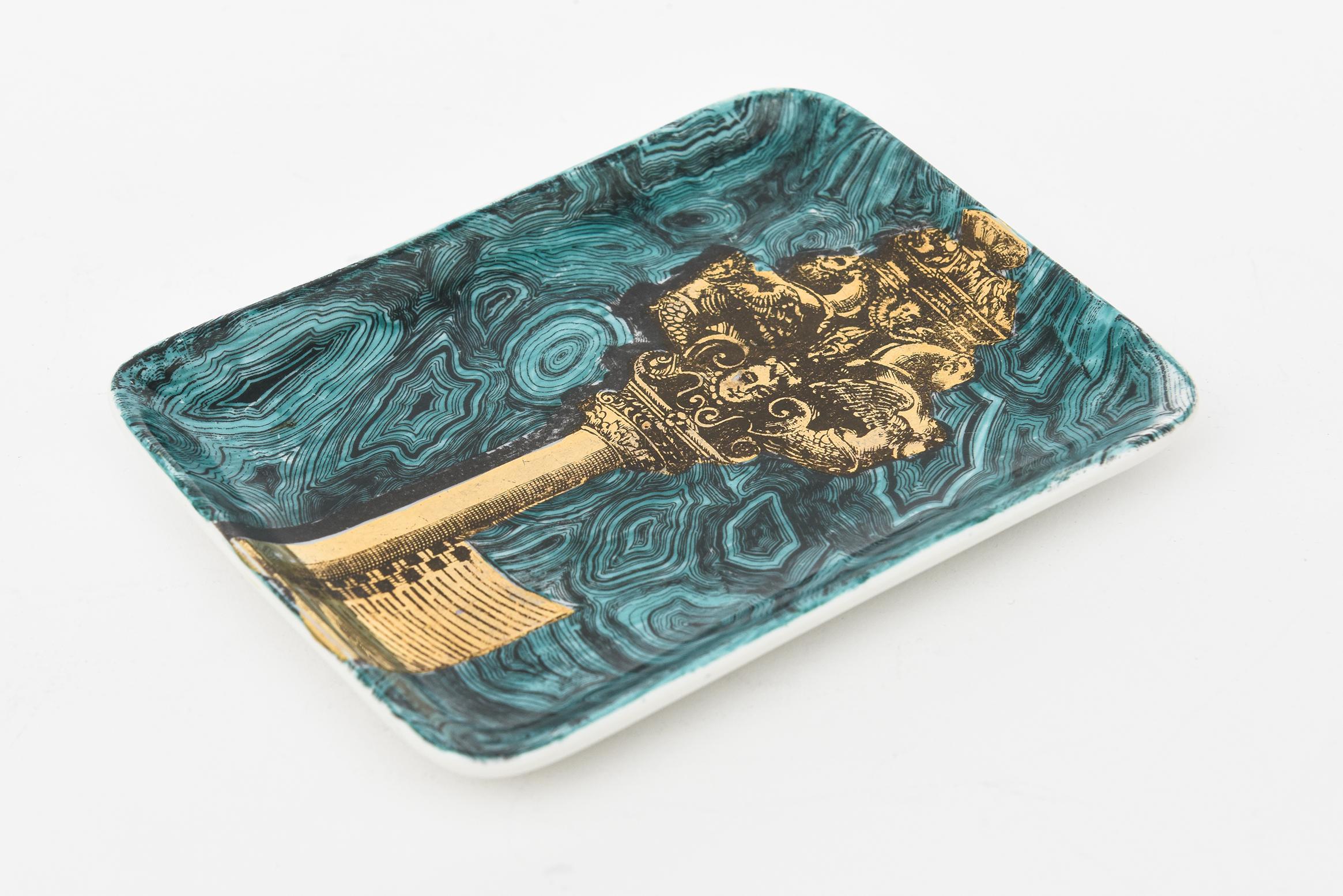 Kleines Tablett aus vergoldetem Vintage-Porzellan mit Schlüssel und Malachitwirbel von Piero Fornasetti (Moderne der Mitte des Jahrhunderts) im Angebot