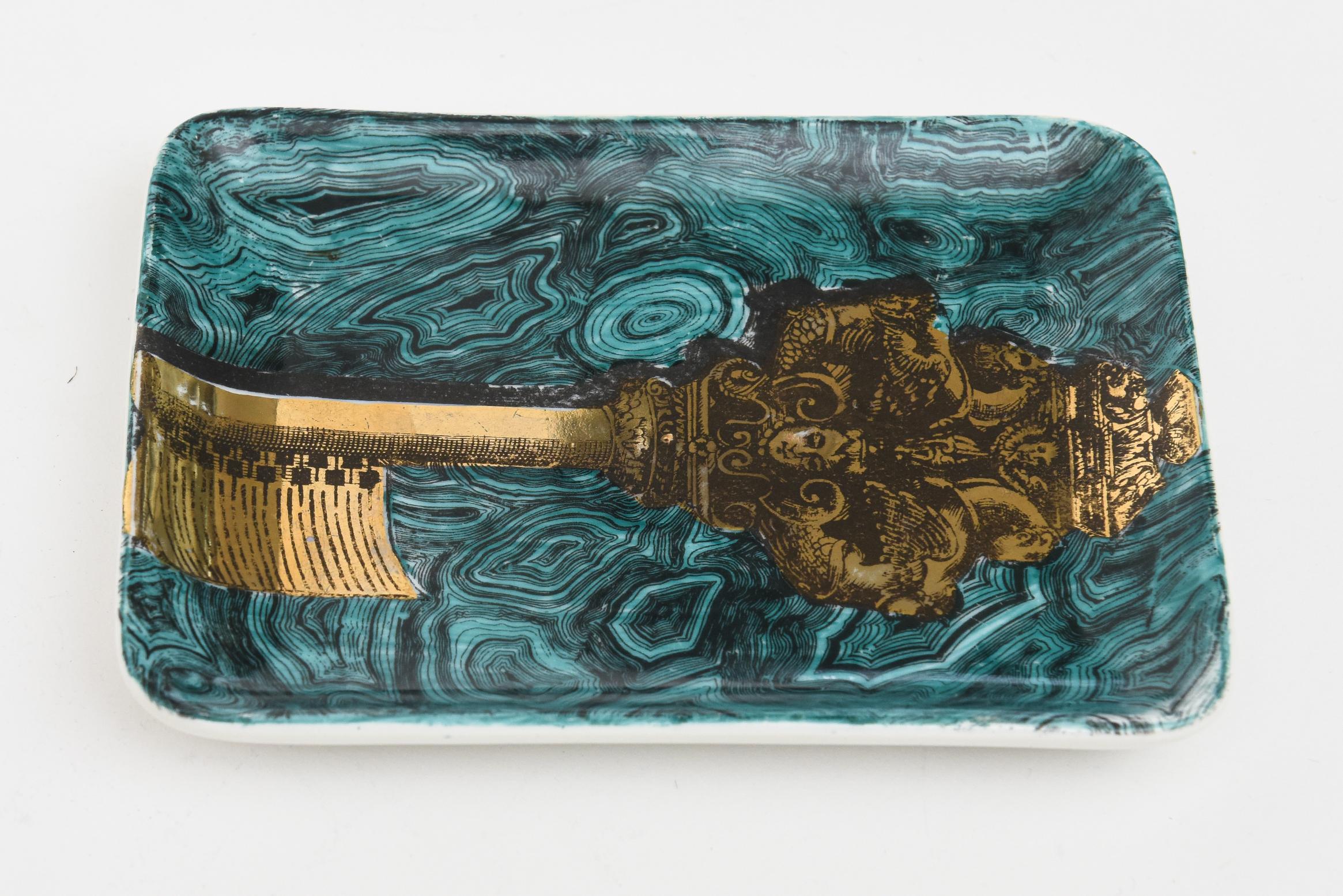 Kleines Tablett aus vergoldetem Vintage-Porzellan mit Schlüssel und Malachitwirbel von Piero Fornasetti im Zustand „Gut“ im Angebot in North Miami, FL