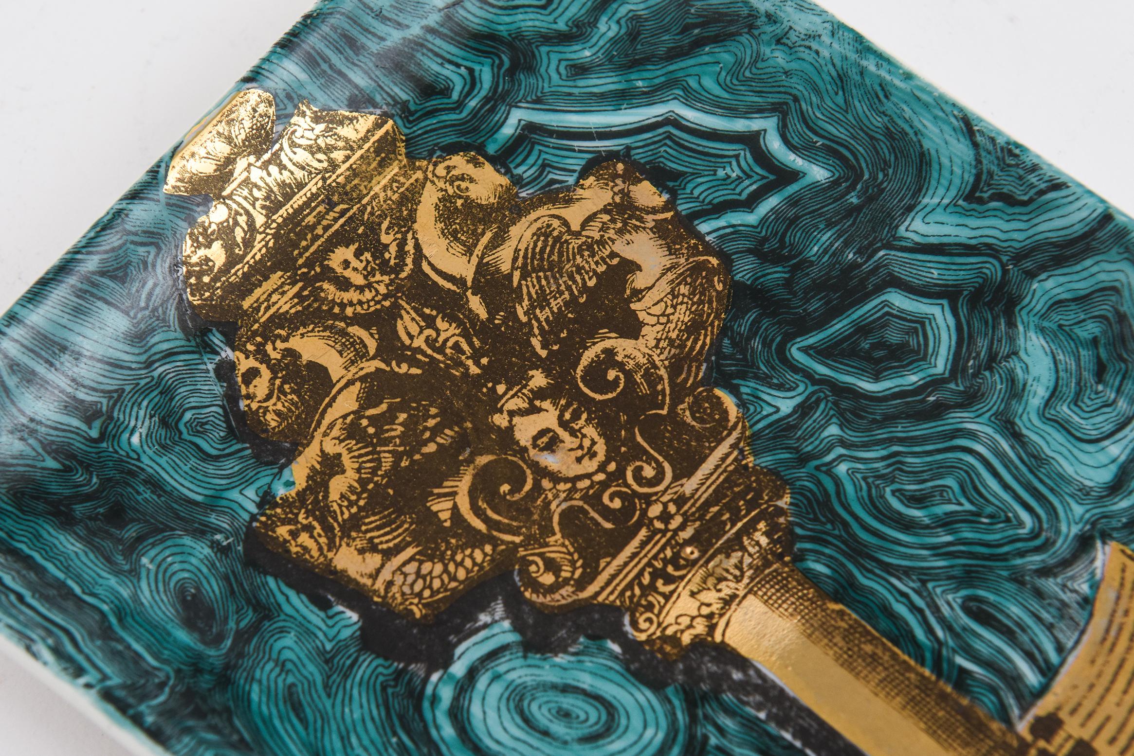 Metà XX secolo Piero Fornasetti Vassoio piccolo in porcellana d'epoca con chiave dorata e vortice di malachite in vendita