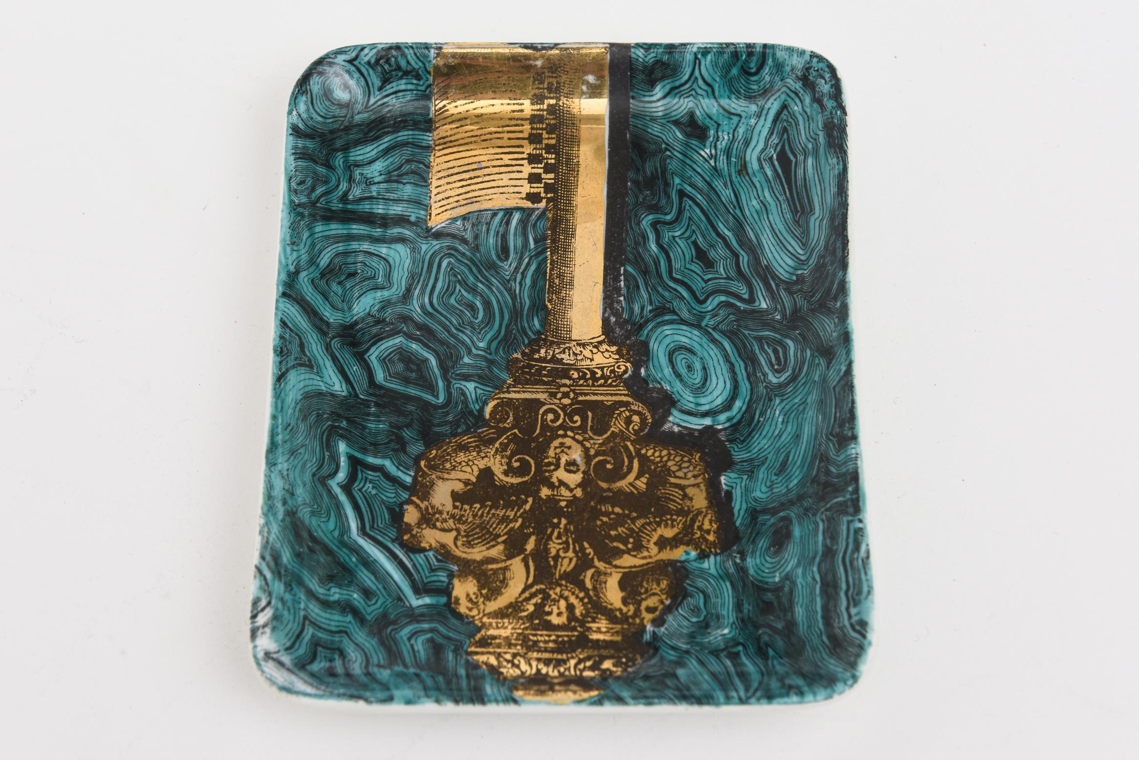 Oro Piero Fornasetti Vassoio piccolo in porcellana d'epoca con chiave dorata e vortice di malachite in vendita