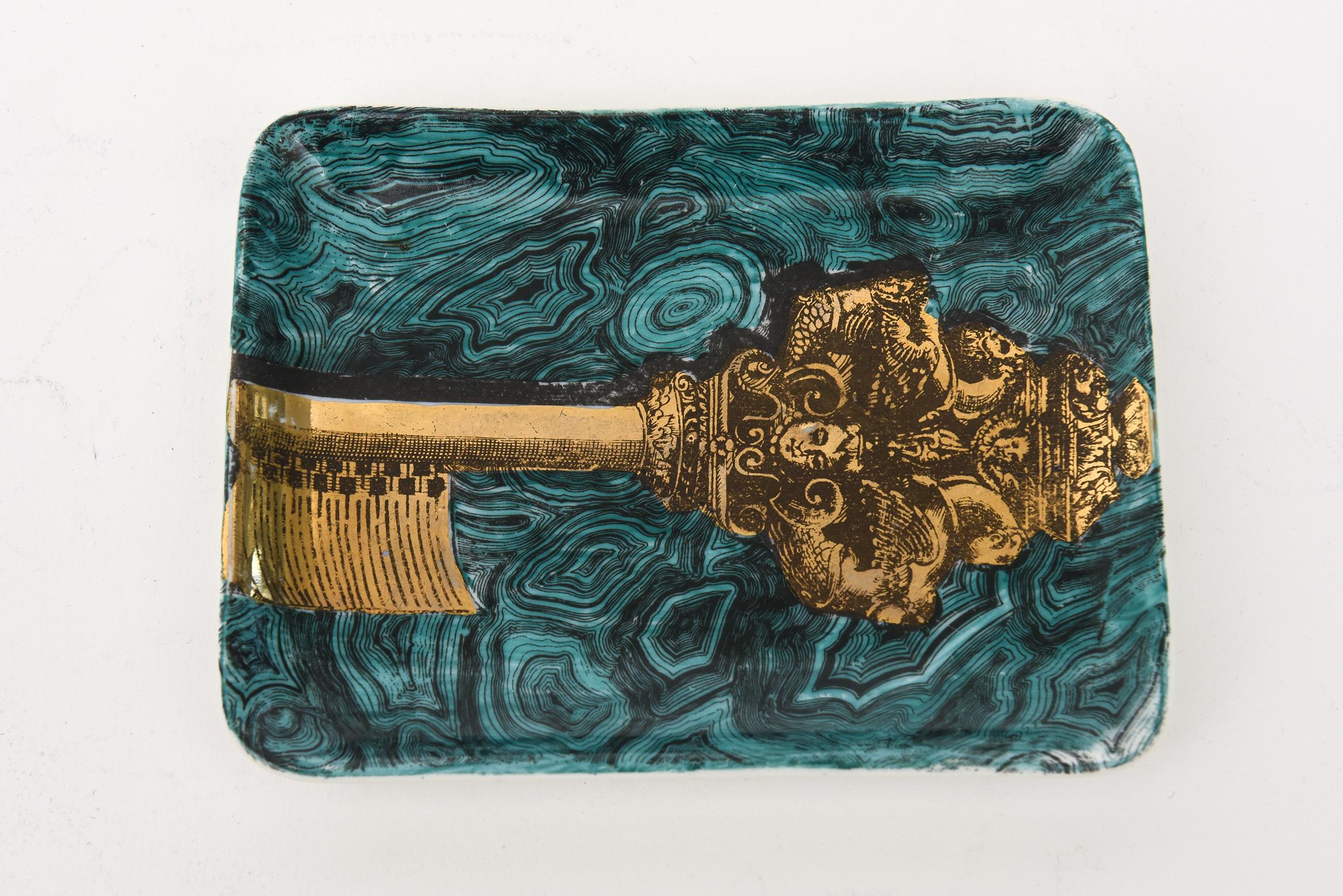 Kleines Tablett aus vergoldetem Vintage-Porzellan mit Schlüssel und Malachitwirbel von Piero Fornasetti im Angebot 1
