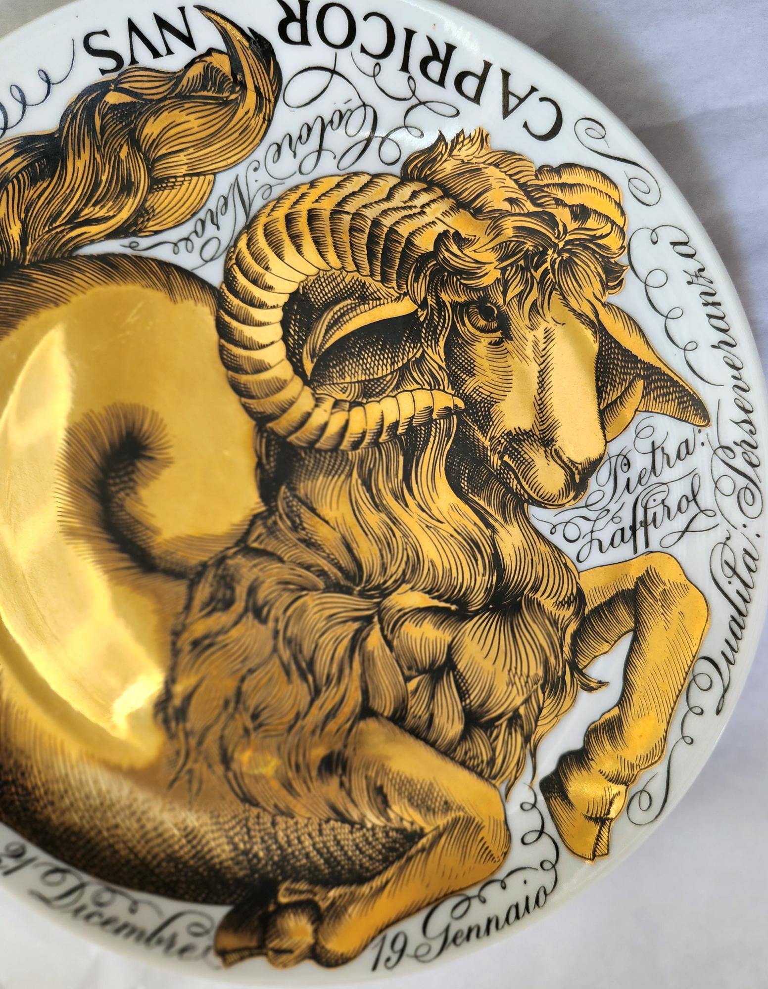 italien Piero Fornasetti Assiette en porcelaine Zodiac, signe astrologique du Capricorne en vente