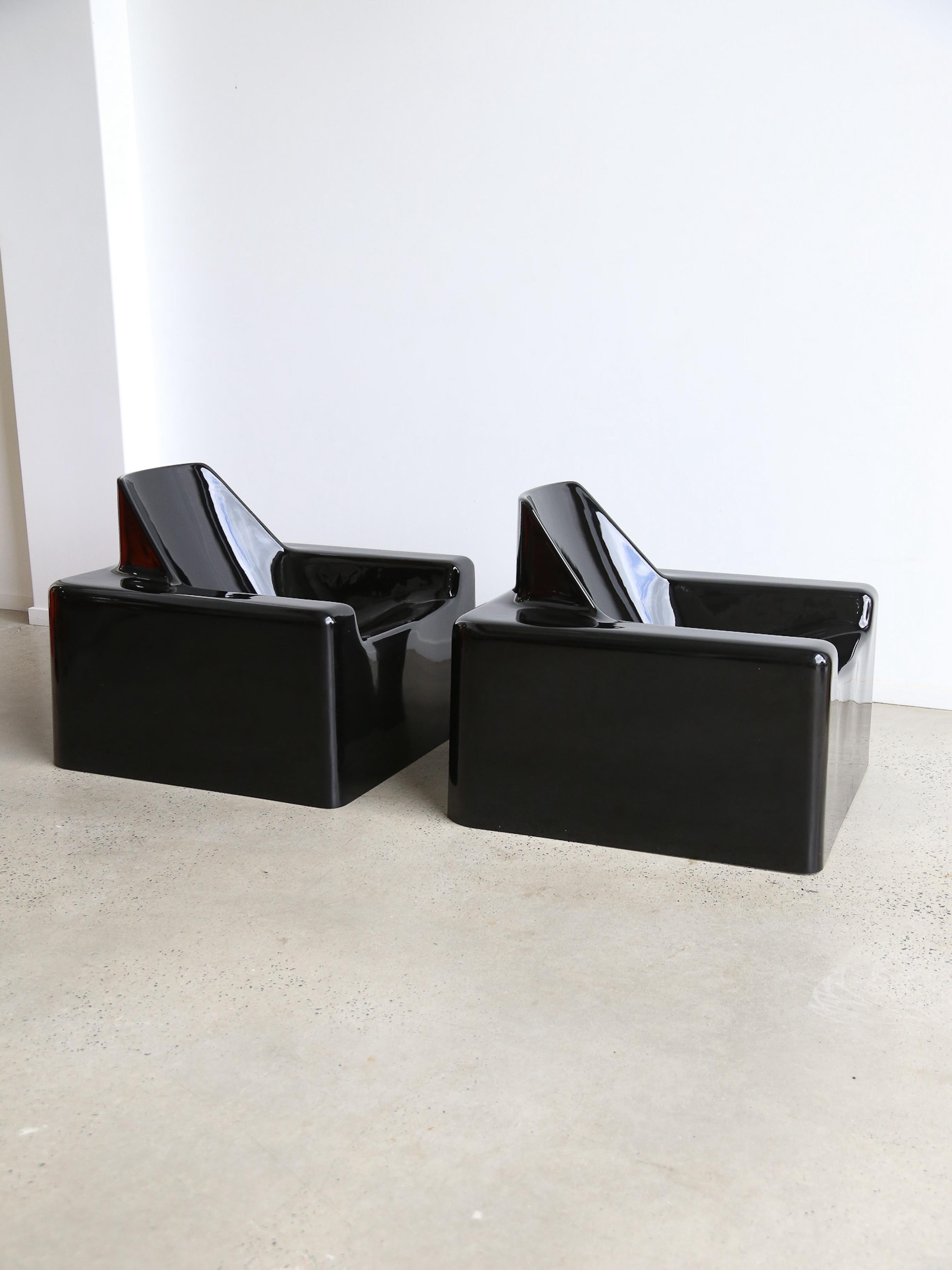 Piero Gatti & Franco Teodoro Set di due poltrone in fibra di vetro color nero in vendita 2