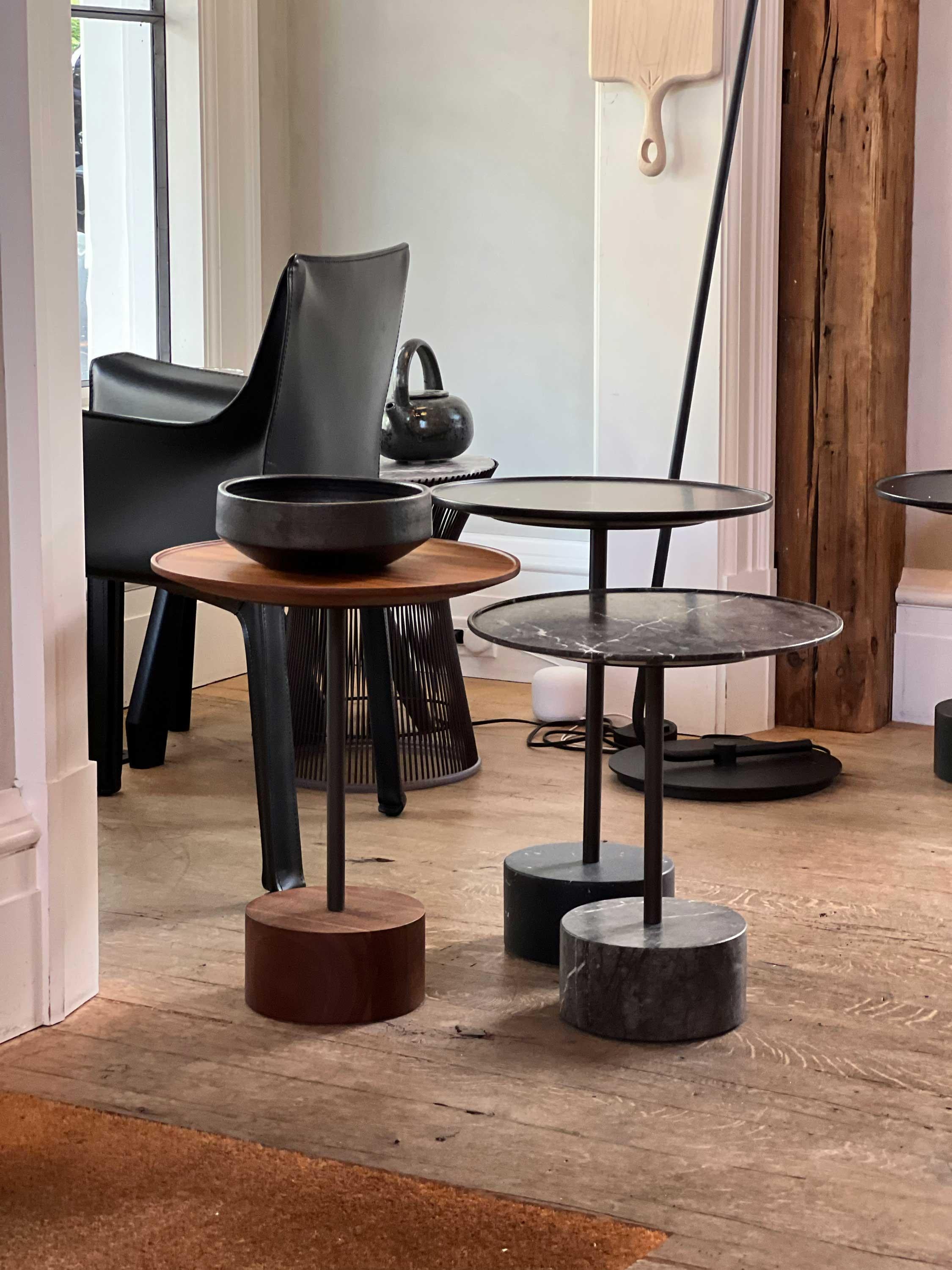 Der Piero Lissoni 194 9 Low Table in Black Marquina ist ein modernes Design der renommierten Marke Cassina. Seine minimalistische Silhouette aus dem seltenen schwarzen Marquina-Marmor verleiht jedem Wohnzimmer einen Hauch von Raffinesse. Sein