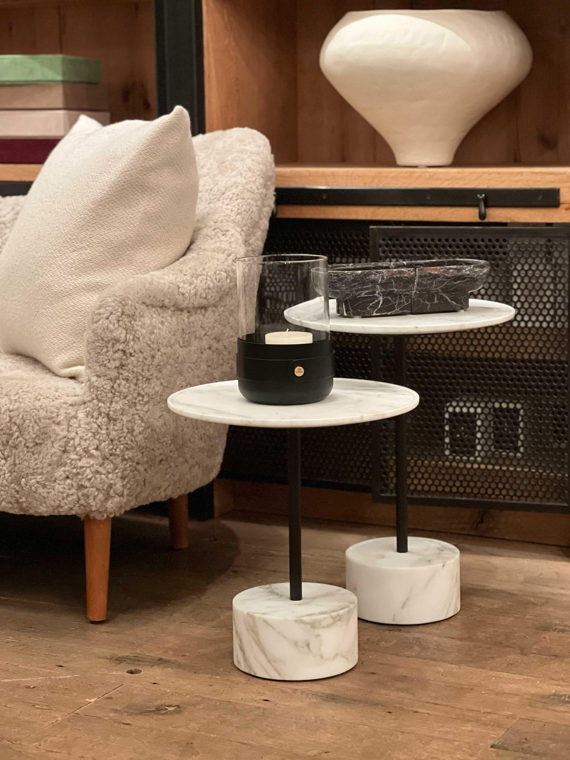 La table basse Piero Lissoni 194 9 en Calacatta de Cassina est un meuble élégant et sophistiqué. Fabriquée en luxueux marbre Calacatta, cette table basse est conçue par le designer de renommée mondiale Piero Lissoni et affiche un style classique et