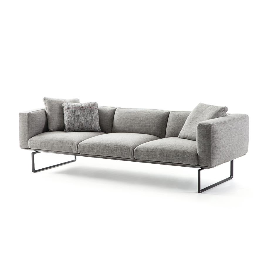 Sofa, entworfen von Piero Lissoni im Jahr 2017. Hergestellt von Cassina in Italien.

Die Kollektion 8 cube ist eine Weiterentwicklung des kultigen 8-Sofas, die den nüchternen und minimalistischen Stil des Originals aufgreift und auflockert. 8 cube