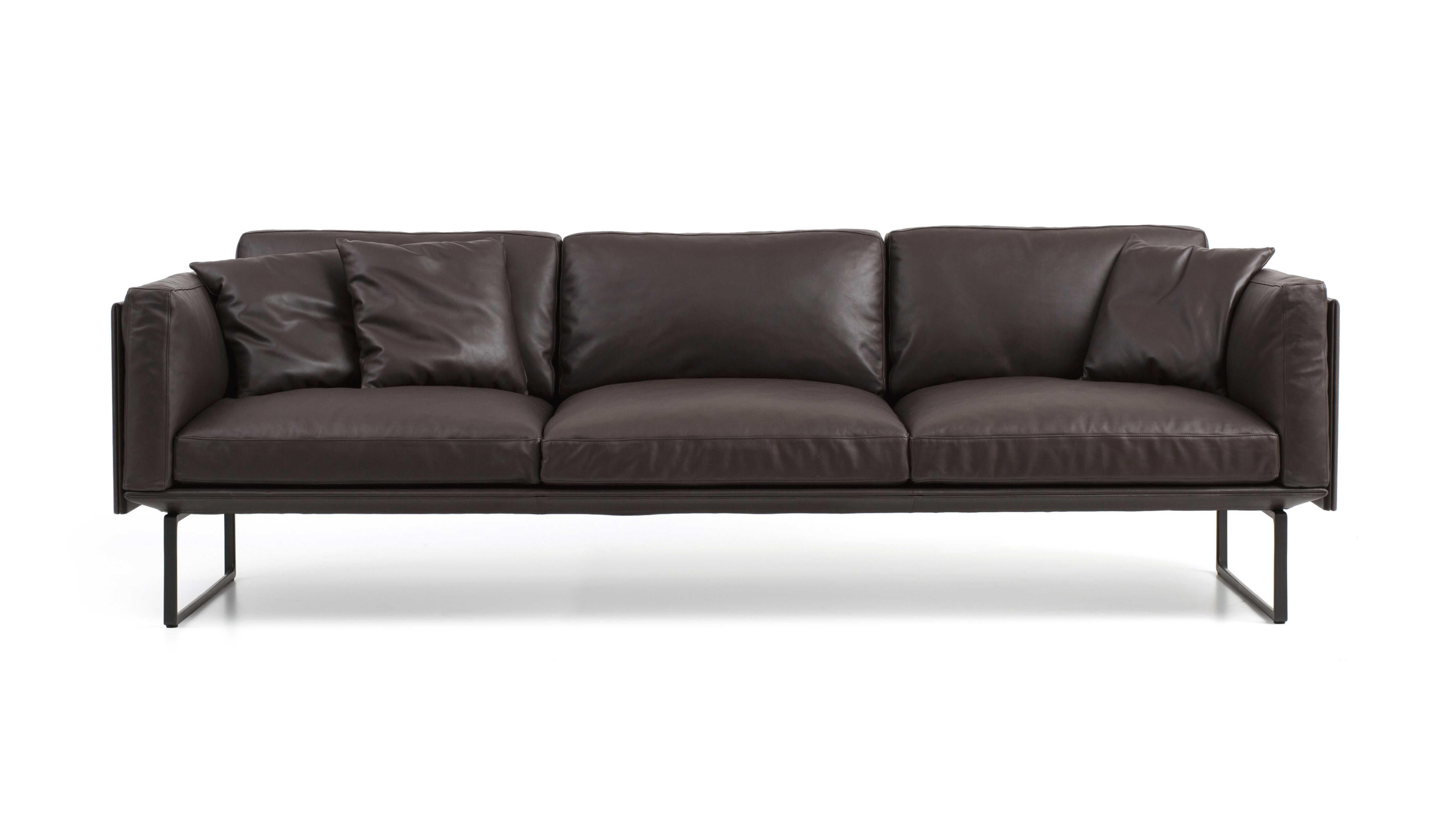 Piero Lissoni 8 Sofá Modular y Para Cassina

Las refinadas formas minimalistas caracterizan la elegancia atemporal de este sofá modular que combina una construcción magistral y una fina confección en todos sus aspectos.

La base de aluminio extruido
