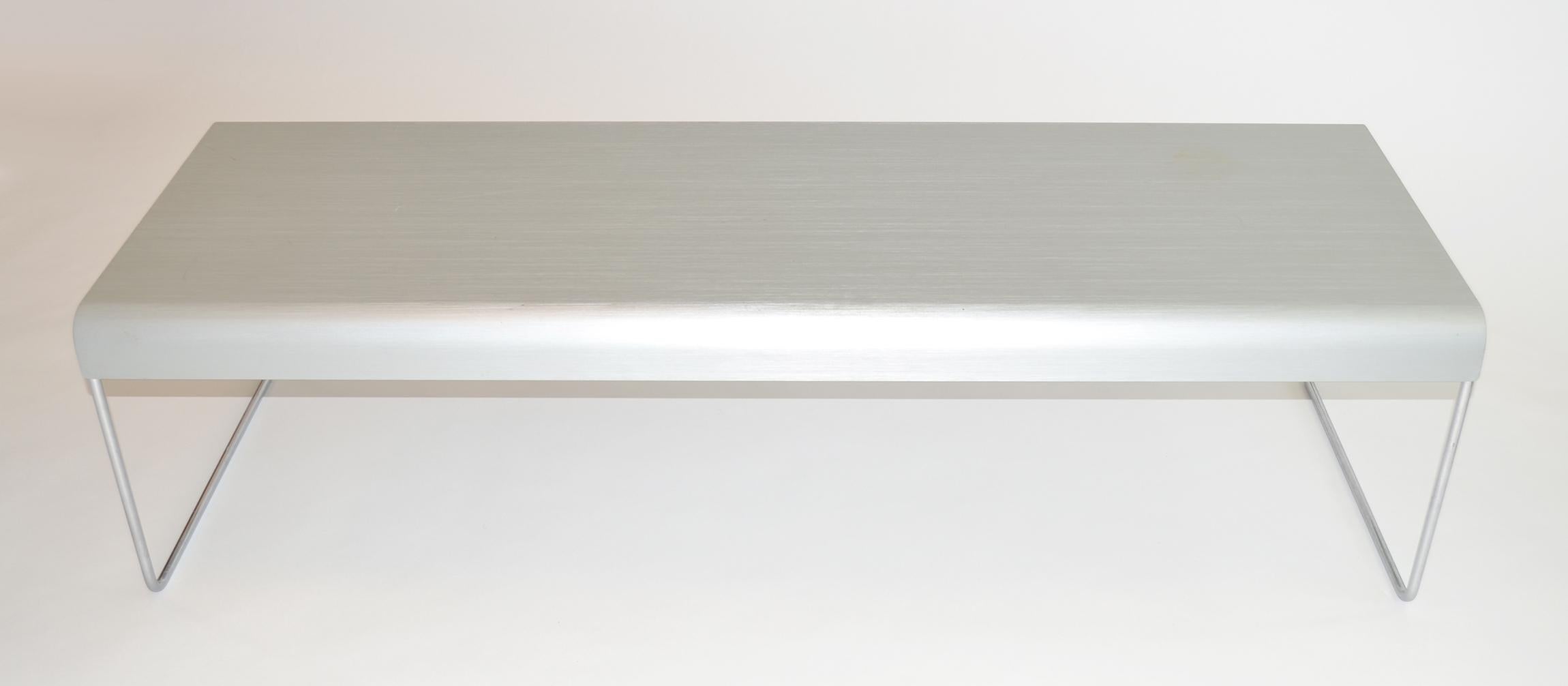 Piero Lissoni for Cassina aluminum zap 254 coffee table:: Waterfall Design italien minimaliste:: aluminium et acier chromé. Peut être utilisée comme table basse ou d'appoint:: ou comme banc de chevet:: dans les années 1990. 
Usure de la finition