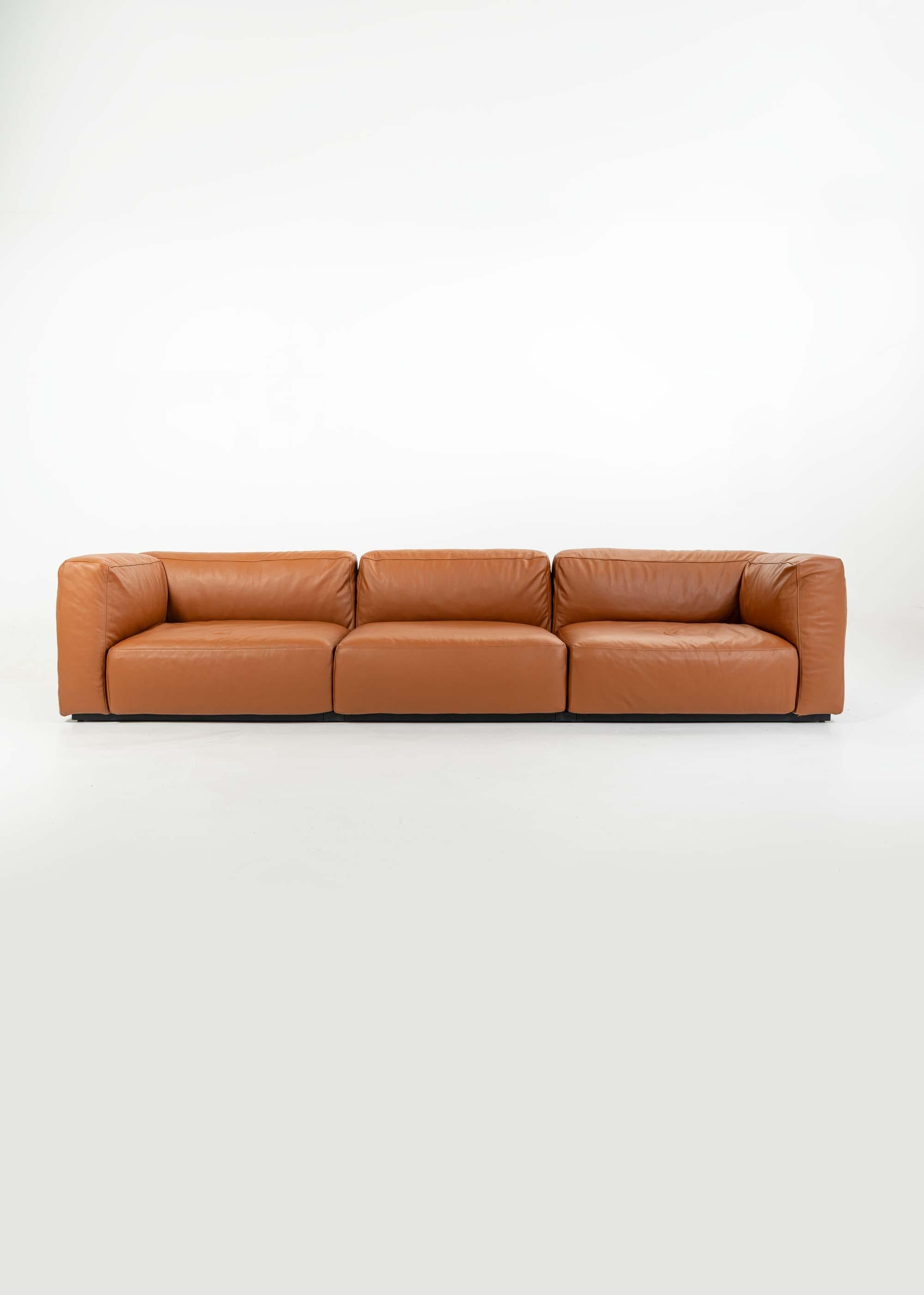 Ein seltenes und illusorisches Mex Cube 271 extra breites Dreisitzer-Sofa, daunengefüllte Kissen, komplett neu gepolstert in Elmo-soft Saddle Brown Leder. Dieses spezielle Design wurde von Cassina ab 2007 entworfen und in Produktion gegeben.