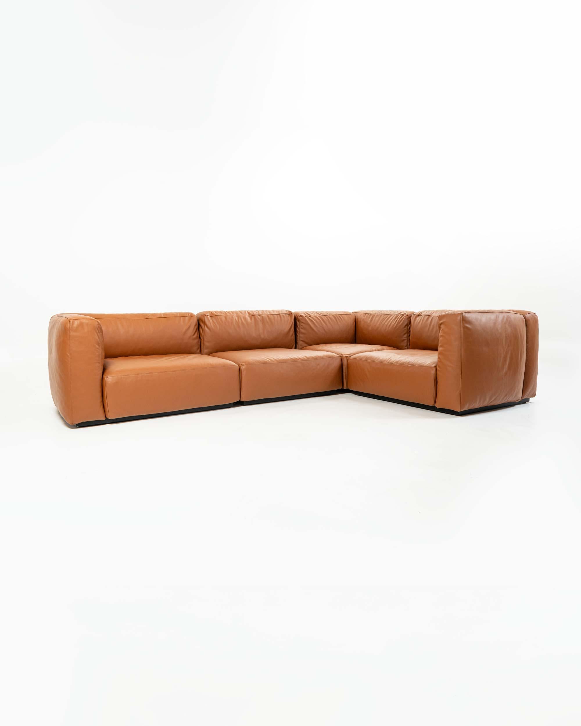 Un rare et illusoire Mex Cube 271 sectionnel extra large, coussins remplis de duvet, entièrement rembourré en cuir Elmo-soft Saddle Brown. Conçu et mis en production par Cassina à partir de 2007, ce modèle particulier a été spécifiquement fabriqué