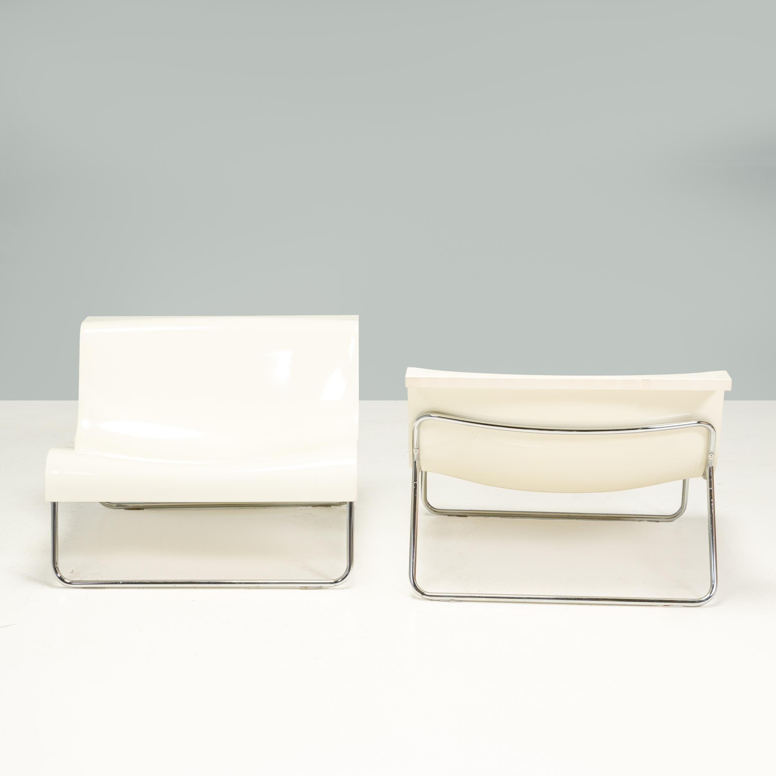 Der ursprünglich vom italienischen Architekten Piero Lissoni für Kartell in den 1990er Jahren entworfene Form-Stuhl ist ein fantastisches Beispiel für die minimalistische Designästhetik der 90er Jahre.

Die Stühle sind aus weißem Polyurethan geformt