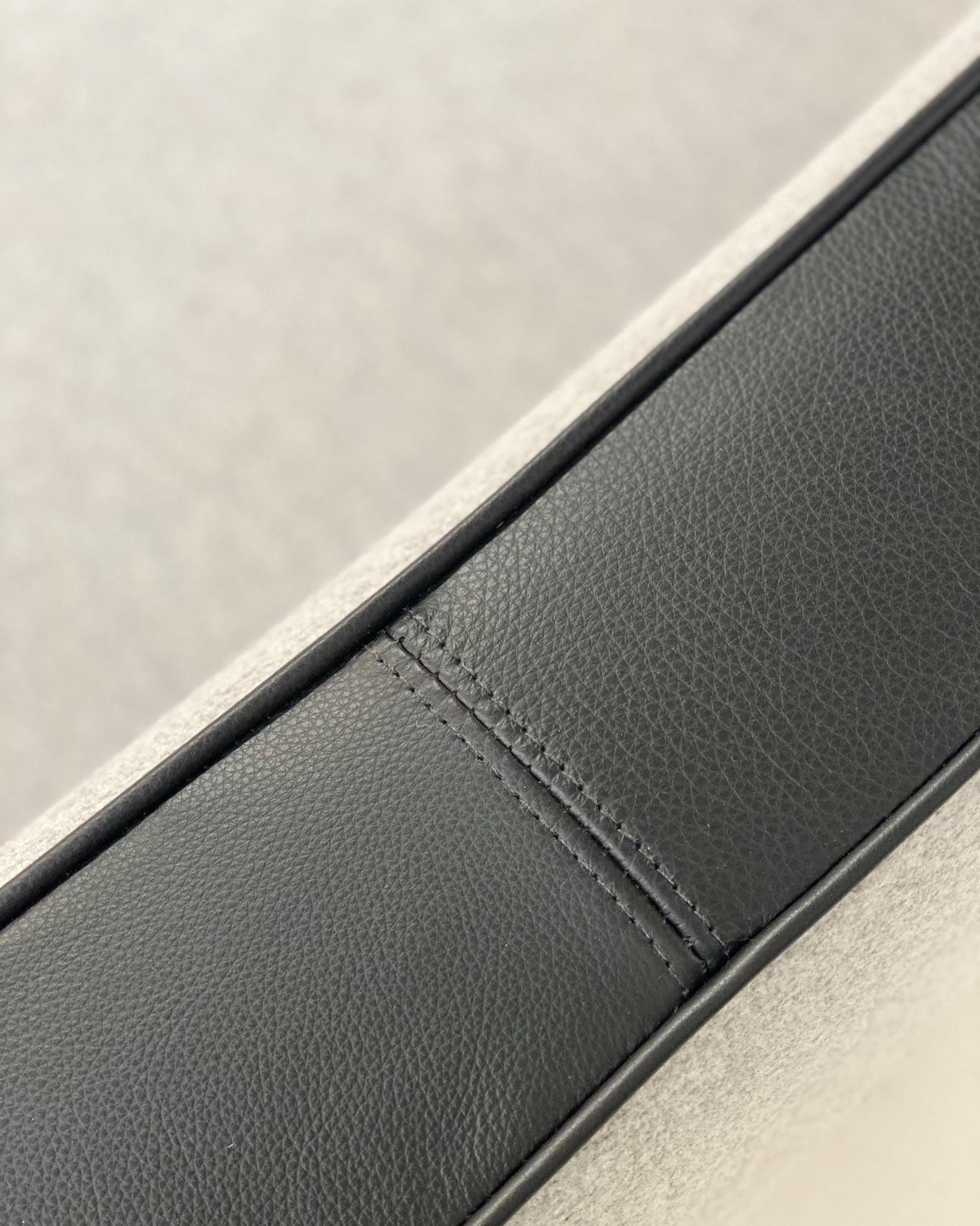 Sillón y otomana Piero Lissoni de cachemira y piel de Loro Piana Moderno en venta