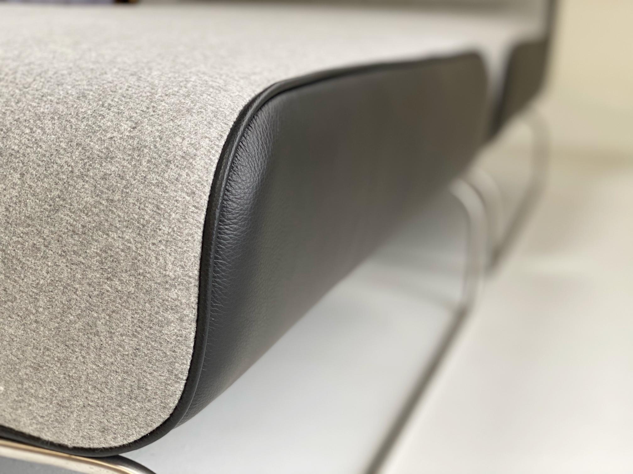 Sillón y otomana Piero Lissoni de cachemira y piel de Loro Piana Italiano en venta