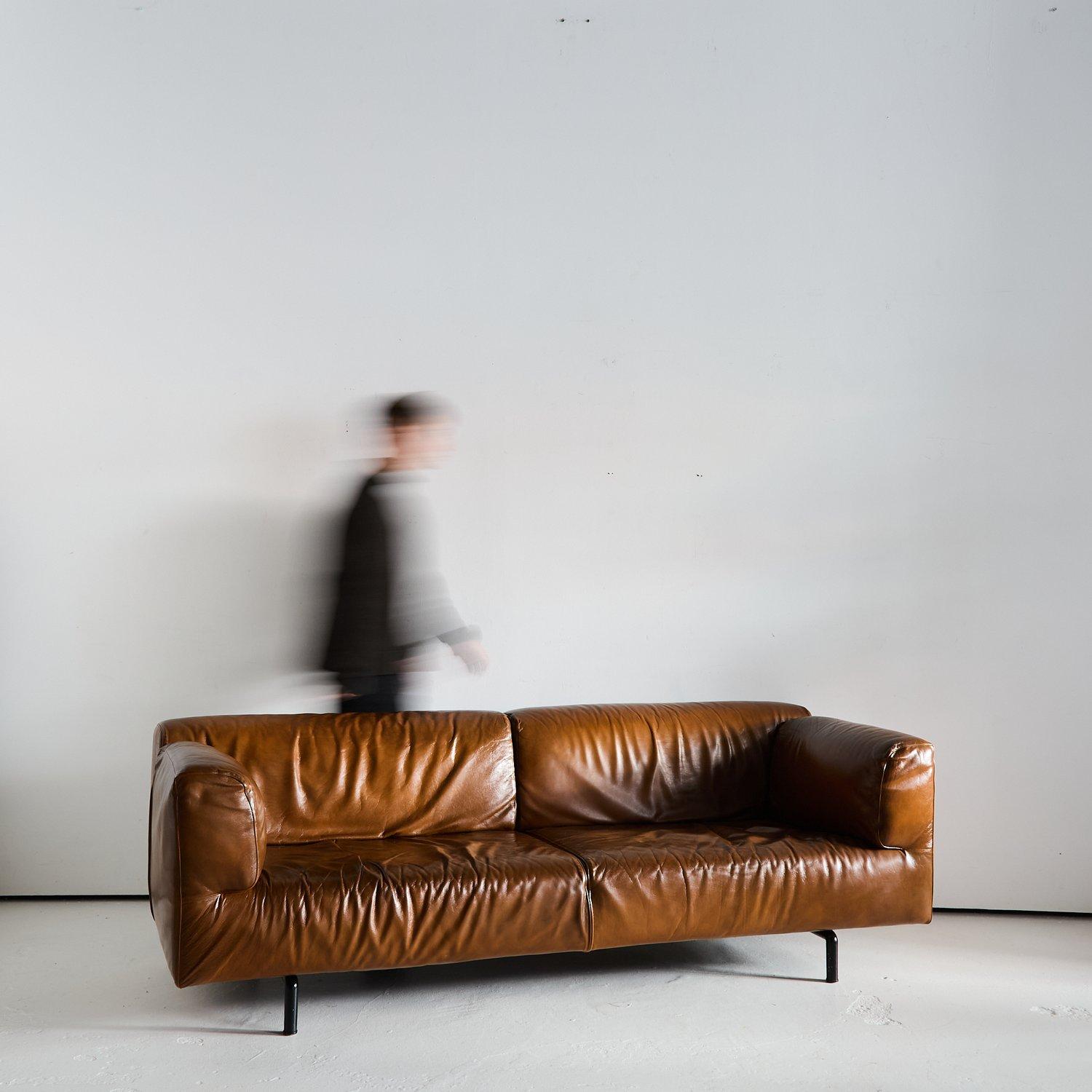Sofá MET de Piero Lissoni para Cassina. 

Un Post Design clásico y moderno, revestido de lujosa piel de color canela.

En excelente estado, con algunas arrugas menores y signos de uso.

An 222 cm x Pr 88 cm x Al 74 cm