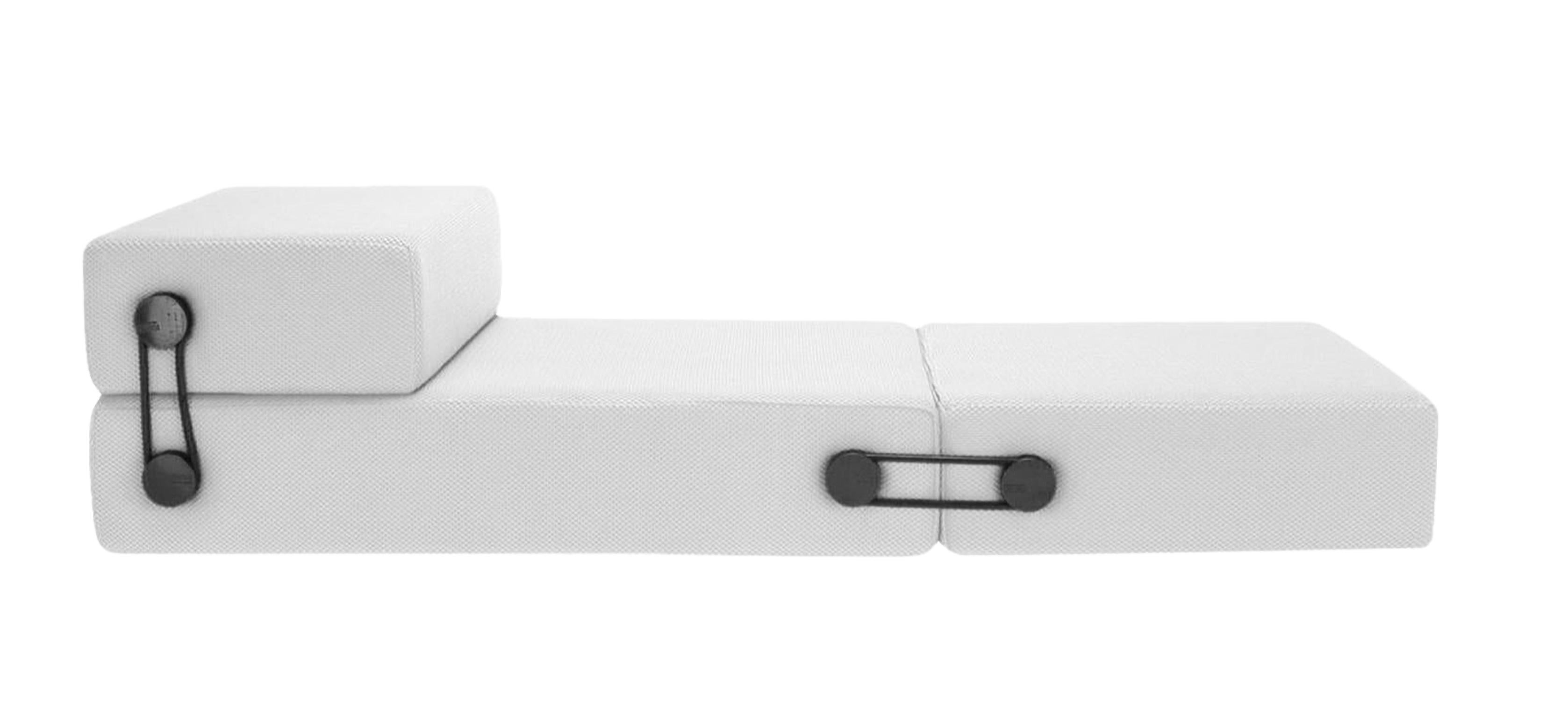 Divano letto Trix bianco di Piero Lissoni per  Kartell  composto da tre diversi elementi collegati da un elegante sistema di elastici in grado di trasformarsi e adattarsi a diversi usi attraverso una facile rotazione. Trix può essere un originale