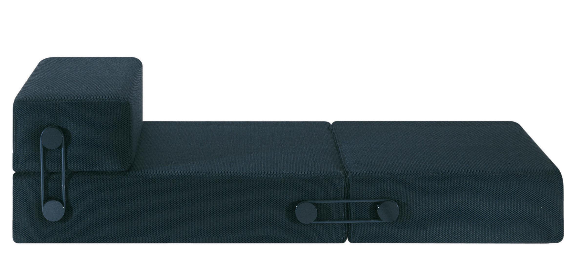 Divano letto Trix bianco di Piero Lissoni per  Kartell  composto da tre diversi elementi collegati da un elegante sistema di elastici in grado di trasformarsi e adattarsi a diversi usi attraverso una facile rotazione. Trix può essere un originale