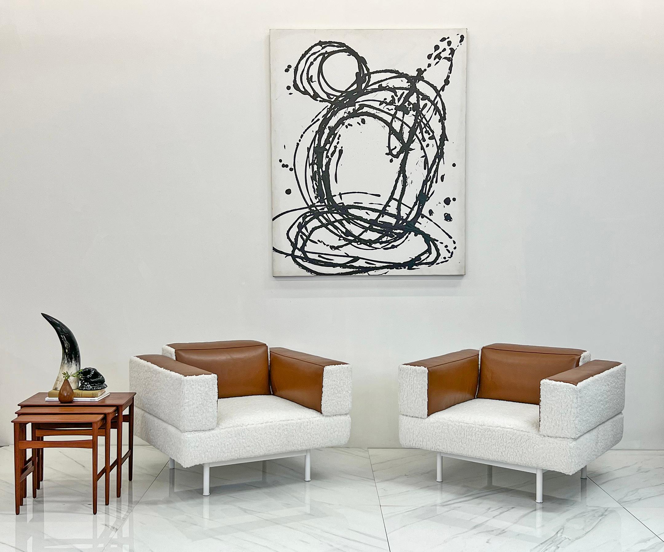 Diese Stühle sind einfach wunderschön. Diese schlichten, seltenen Stühle, die Piero Lissoni um das Jahr 2000 für Cassina entworfen hat, sind eine schöne Verbindung von Form und Funktion. Wir haben diese Stühle mit weißem Boucle bezogen, mit Akzenten