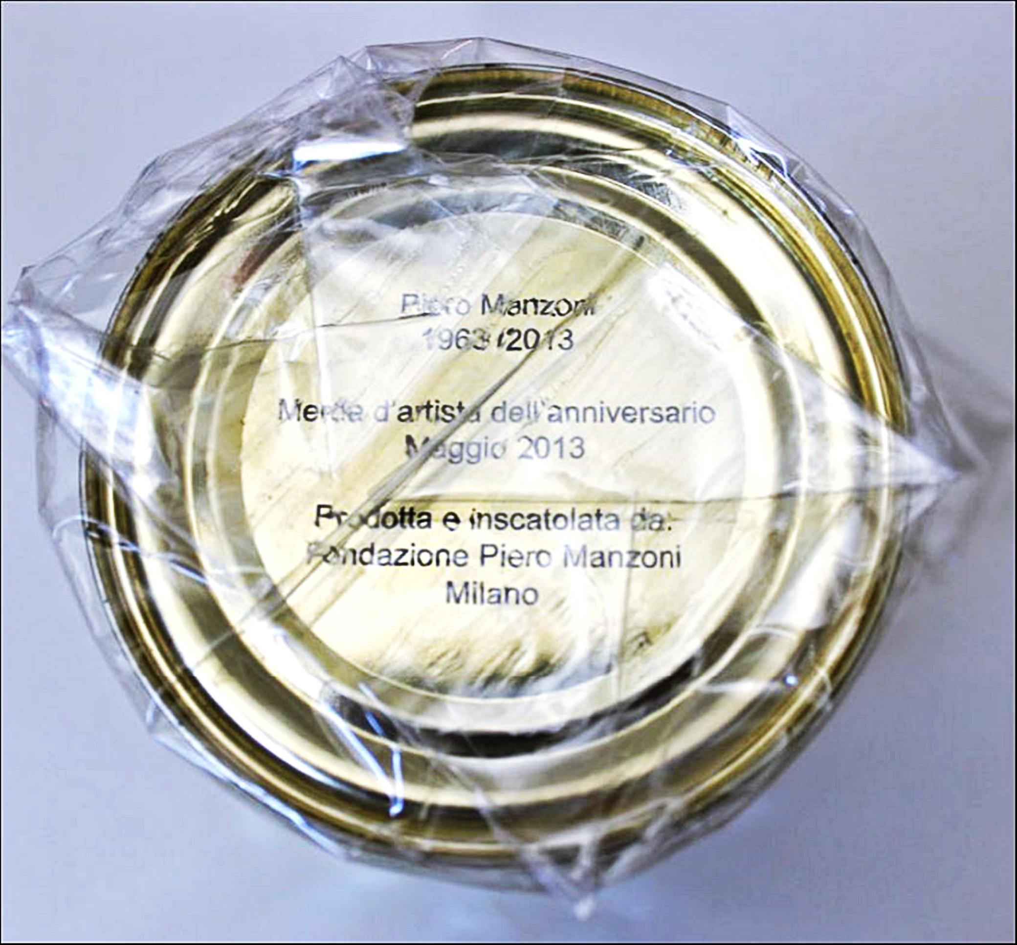 Piero Manzoni
Merda d'Artista - Merde d'Artiste - Künstlerscheiße, 2013
Versiegelte Blechdose in speziellem Offset-Lithografiepapier und eingeschweißt mit einem Fingerabdruck versiegelt
Die Signatur des Künstlers ist auf der Oberseite des Werks