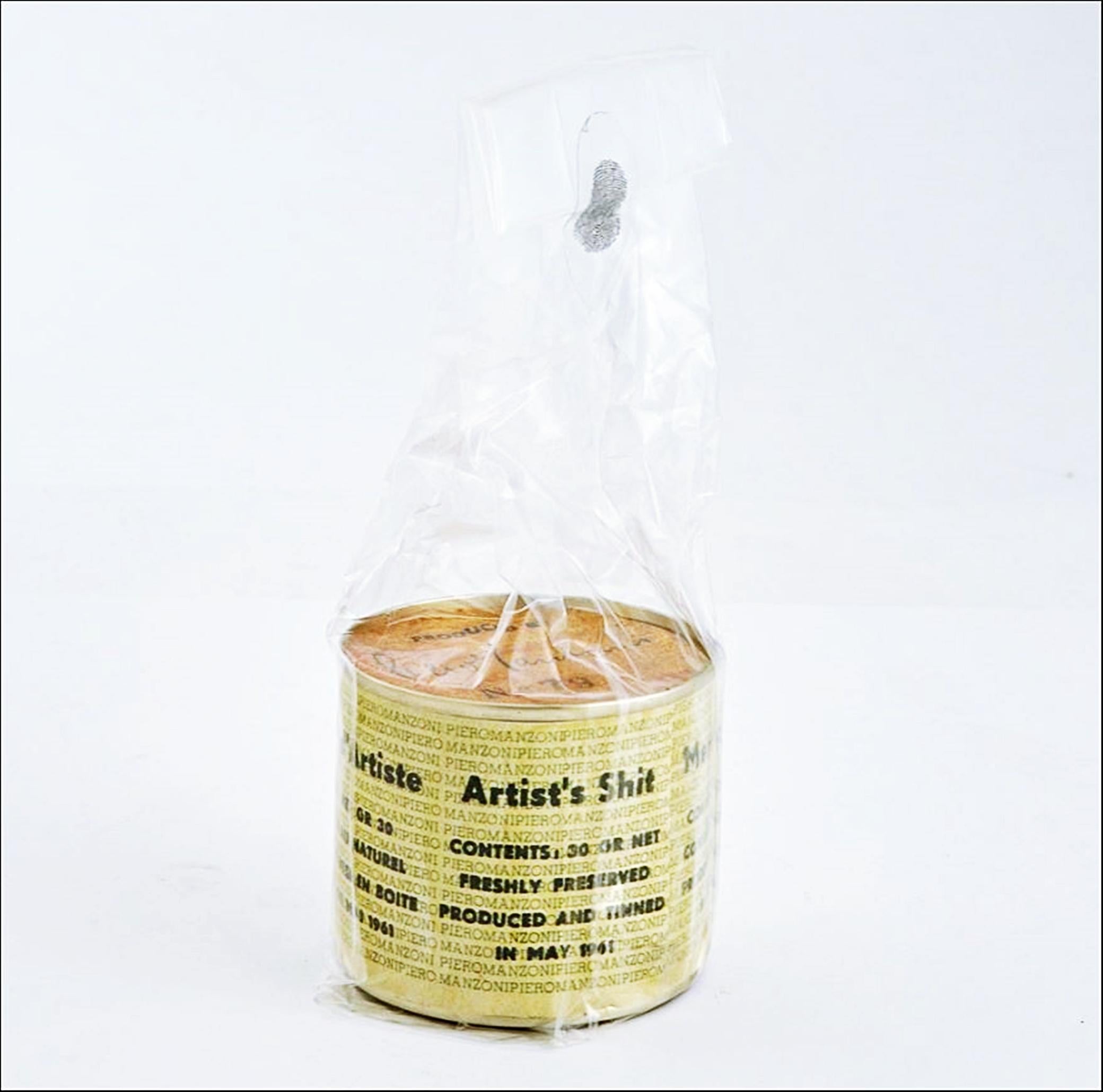Merda d'Artista - Merde d'Artiste - Artist's Shit Boîte en fer blanc scellée en édition limitée - Conceptuel Sculpture par Piero Manzoni