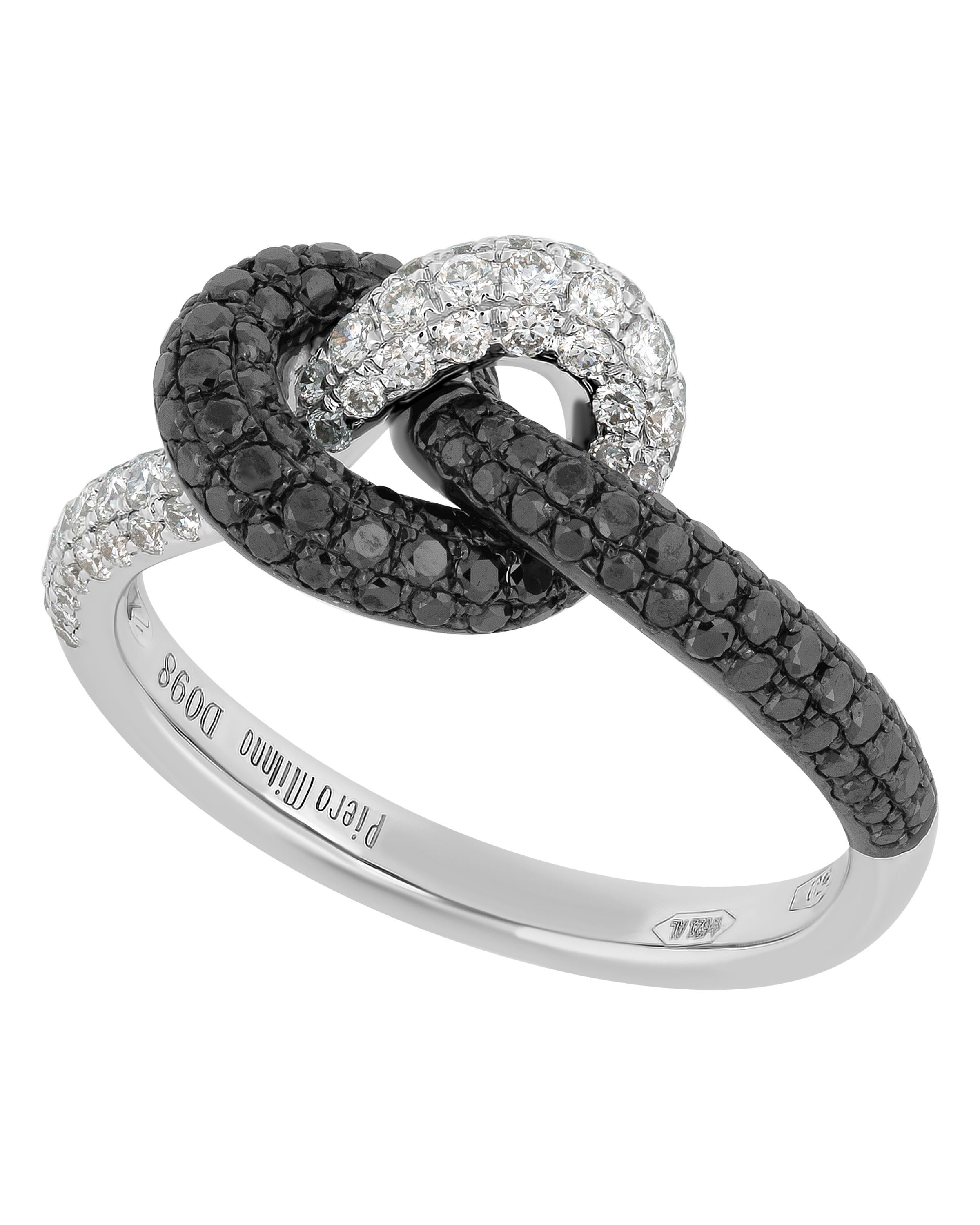 Cette étonnante bague Piero Milano en or blanc et or noir 18 carats présente des diamants noirs 0,6 ct. tw. et des diamants blancs 0,38 ct. tw. torsadés en un nœud délicat. La taille de la bague est de 7 (54.4). La taille de la décoration est de