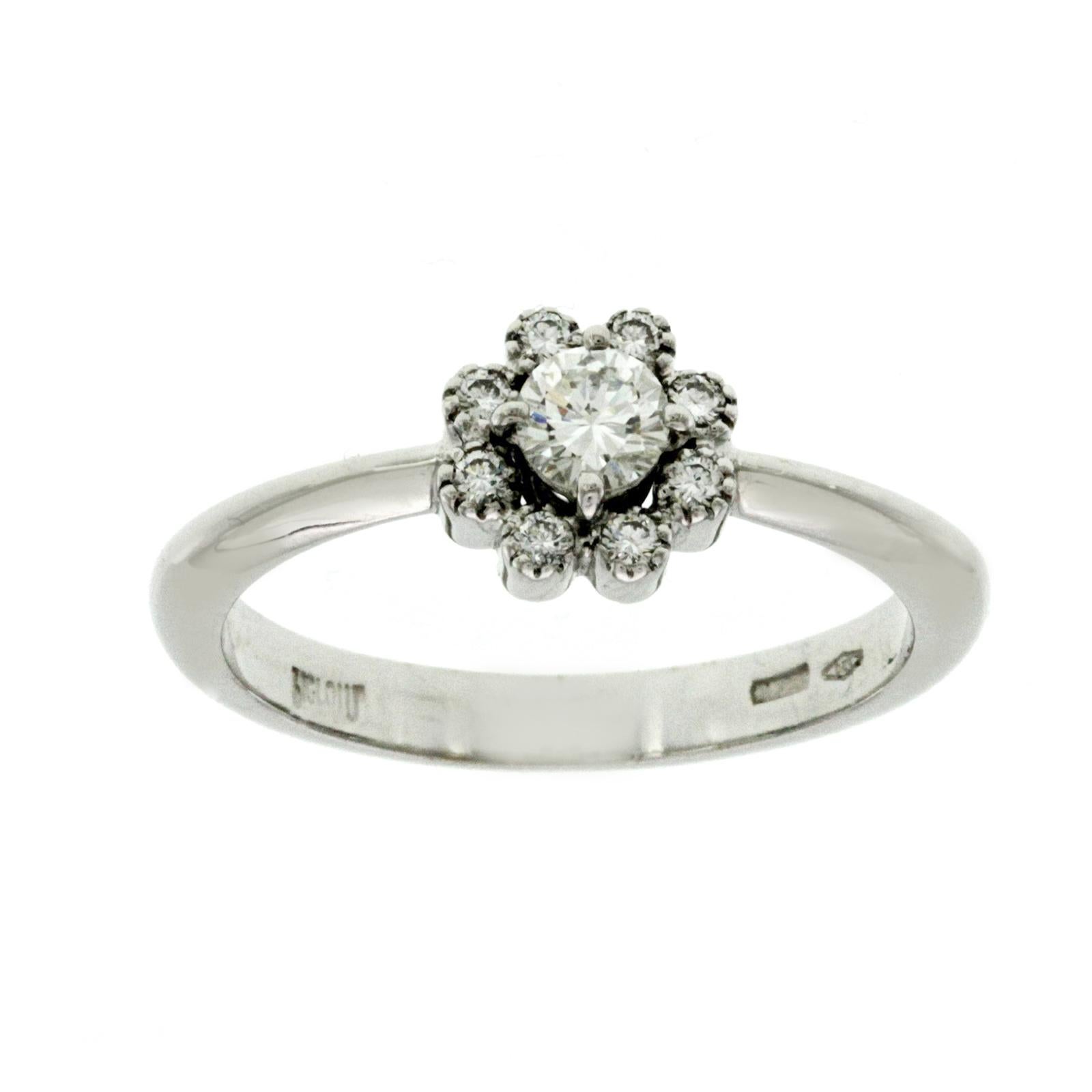 100% autentico, 100% soddisfazione del cliente

Parte superiore: 6,6 mm

Larghezza della banda: 1.6 mm

Metallo: Oro bianco 18 carati

Dimensione: 7

Punzoni: PIERO MILANO 750

Peso totale: 3.6 grammi

A. Stone:  0,20 CT Diamanti G VS-