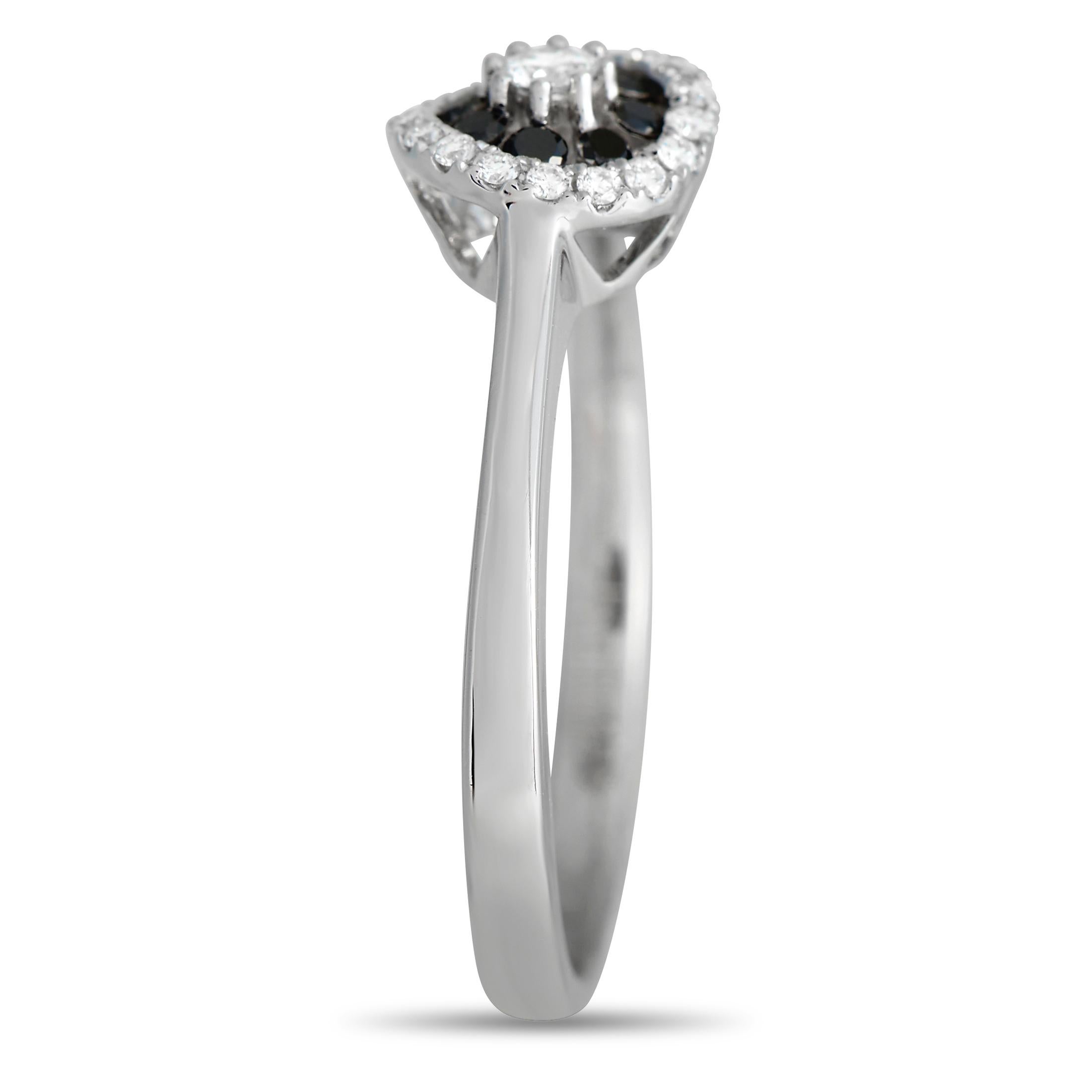 Un impresionante conjunto de diamantes blancos y negros, con un total de 0,23 quilates, hacen que este anillo Piero Milano sea sencillamente inolvidable. El reluciente Oro Blanco de 18 quilates proporciona la base perfecta para esta discreta pieza,