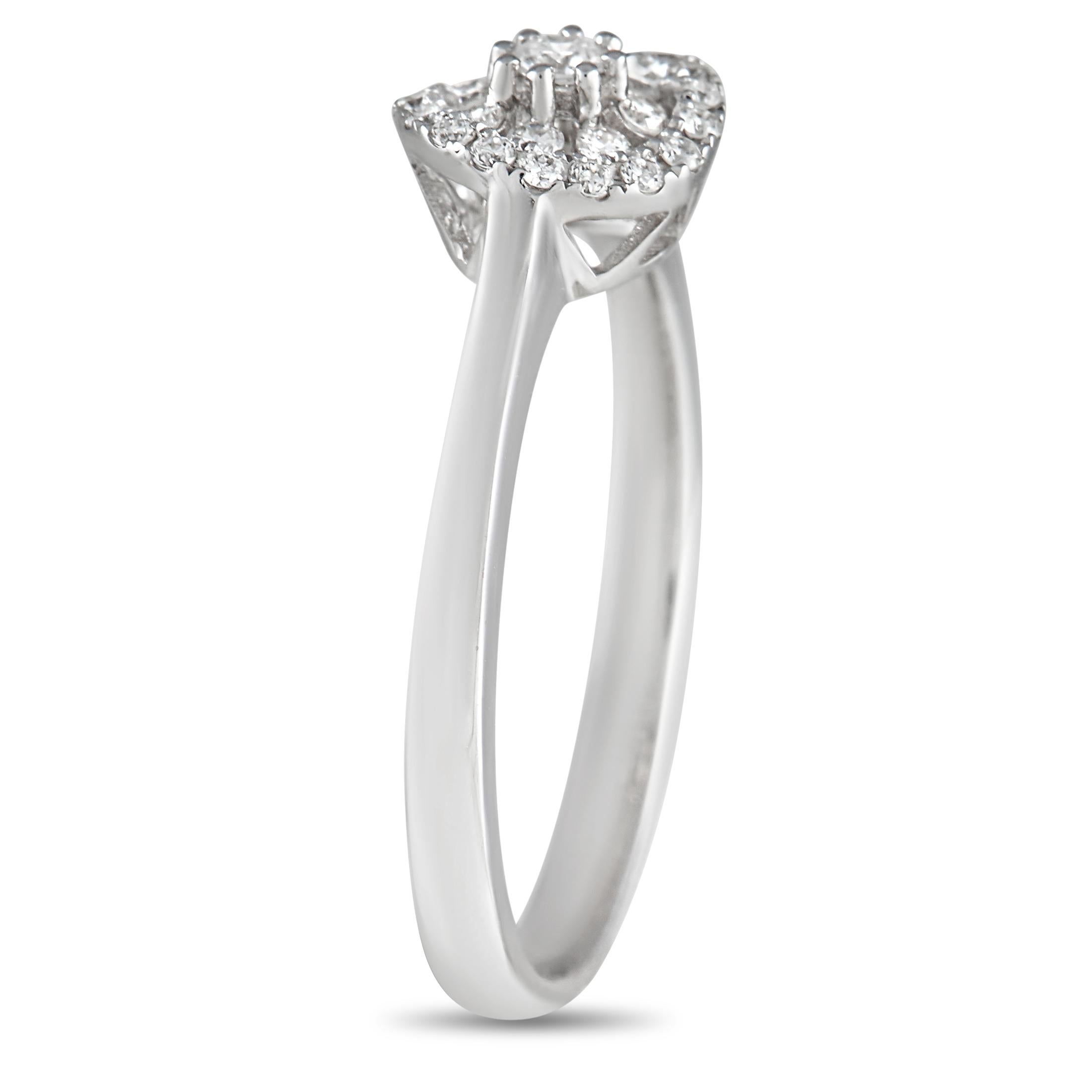 Une bague qui offre une présence exquise au doigt. Cette pièce de Piero Milano présente un anneau en or blanc de 1 mm surmonté d'une grappe de diamants d'inspiration florale. La hauteur du sommet est de 5 mm et les dimensions du sommet sont de 17 mm