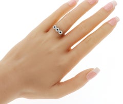 Piero Milano Anillo de oro blanco de 18 quilates con 3 flores de diamantes y zafiro de 0,39 ct