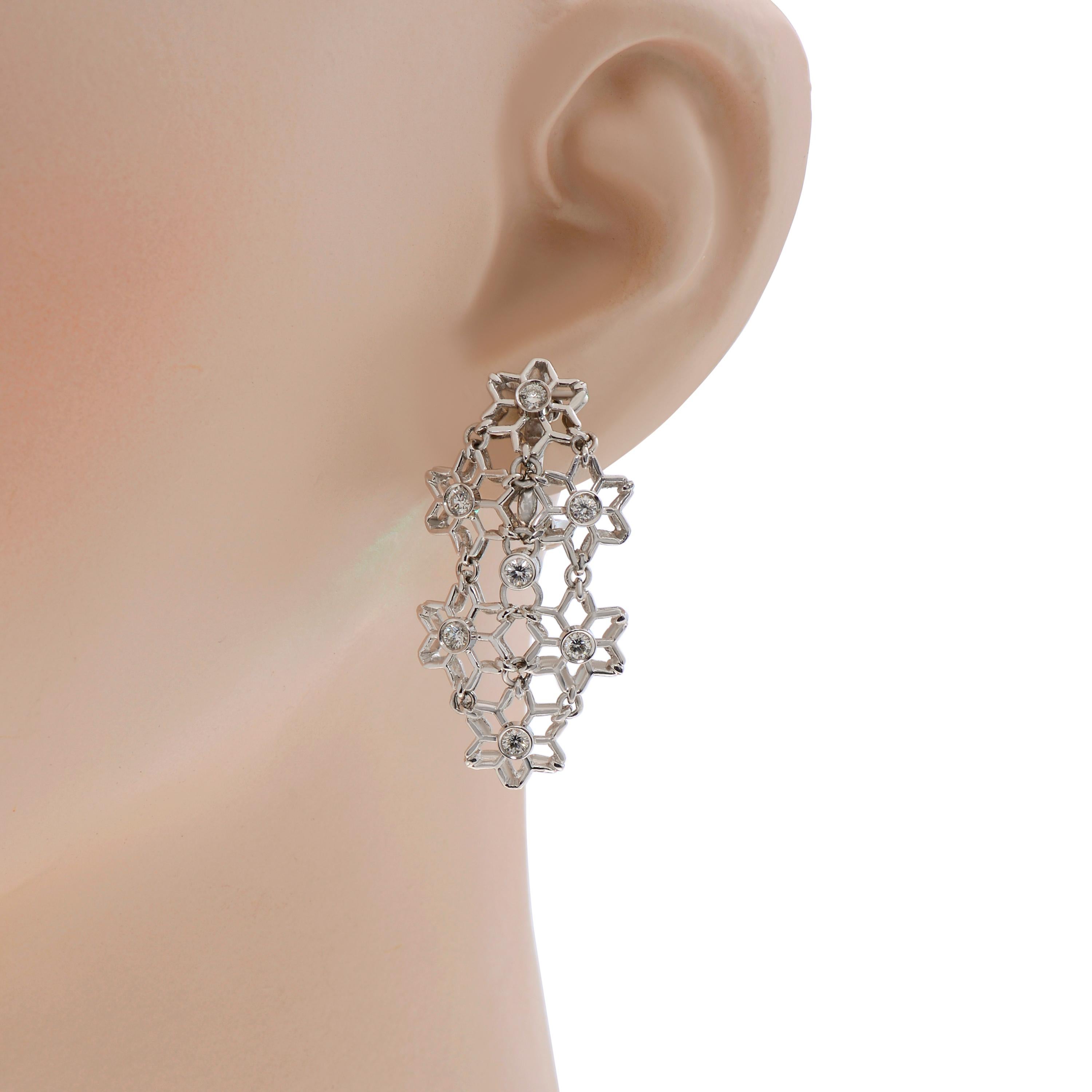 Diese filigranen Piero Milano Ohrringe aus 18 Karat Weißgold bestechen durch einen bezaubernden Kronleuchter mit glitzernden, in Lünetten gefassten Diamanten (0,99ct tw.) und geschnitzten Blumen aus 18 Karat Weißgold. Die Gesamtgröße beträgt 20 mm x