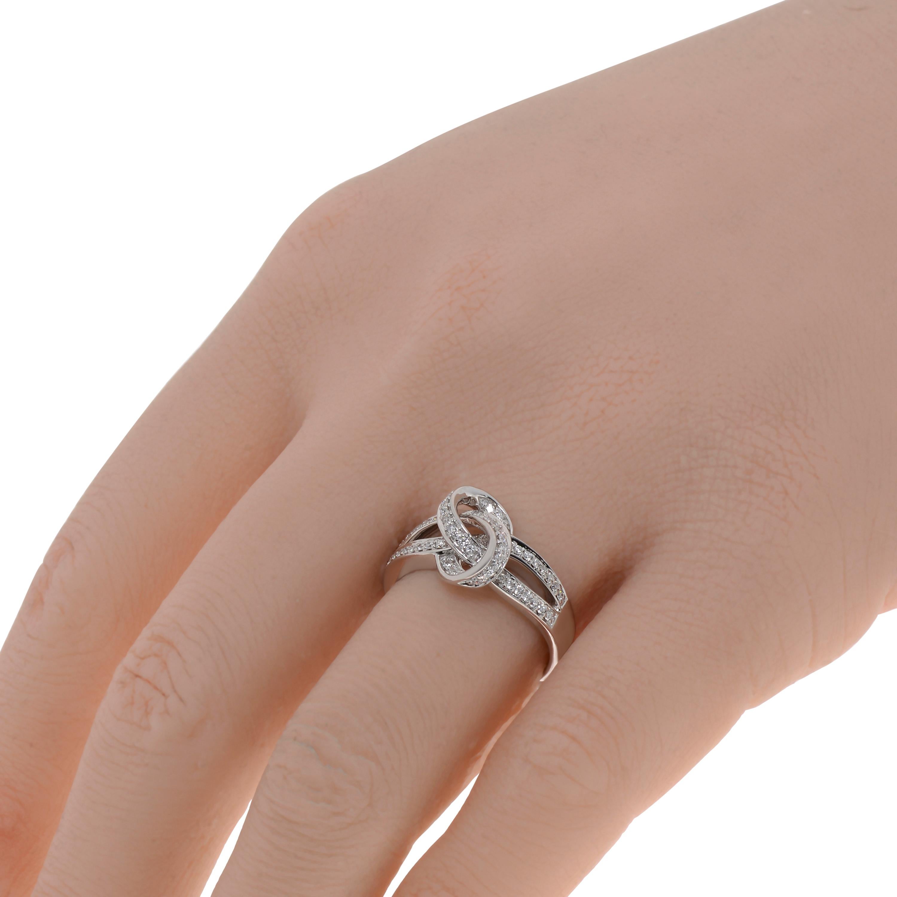 Dieser aufwendige Piero Milano 18K White Gold Knot Ring verfügt über verknotete Schichten von glitzernden Bar-Set Diamanten 0,27ct. tw. Die Ringgröße beträgt 6,25 (52,5). Die Größe der Dekoration beträgt 11 mm. Das Gewicht beträgt 6,3 g. Farbe des