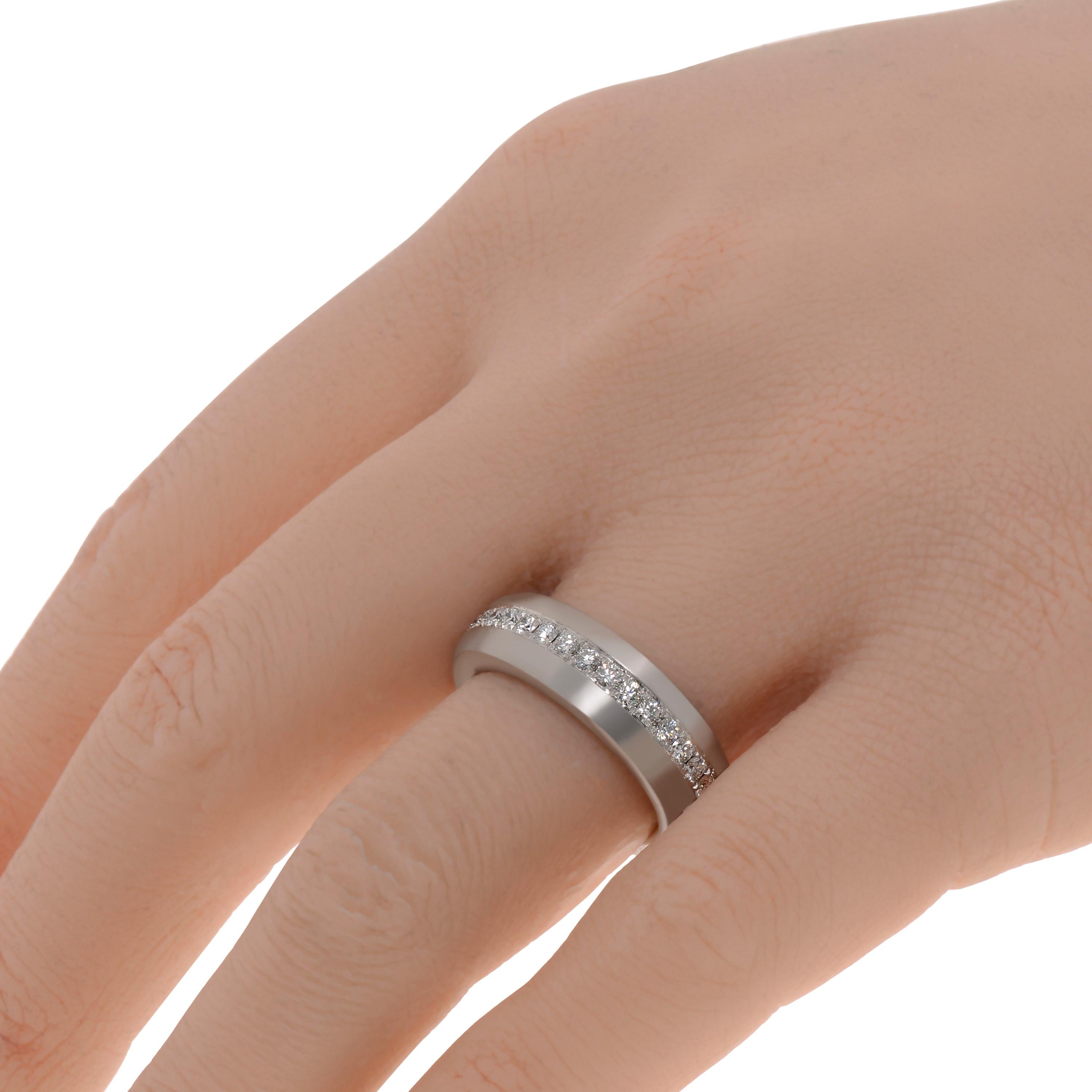 Dieser klassische Piero Milano 18K White Gold Band Ring verfügt über eine glitzernde Linie von Diamanten 0,94ct. tw. schmücken die Mitte eines gebürsteten 6,8mm White Gold Band. Die Ringgröße beträgt 6,75 (53,8). Die Breite des Bandes beträgt 6,8