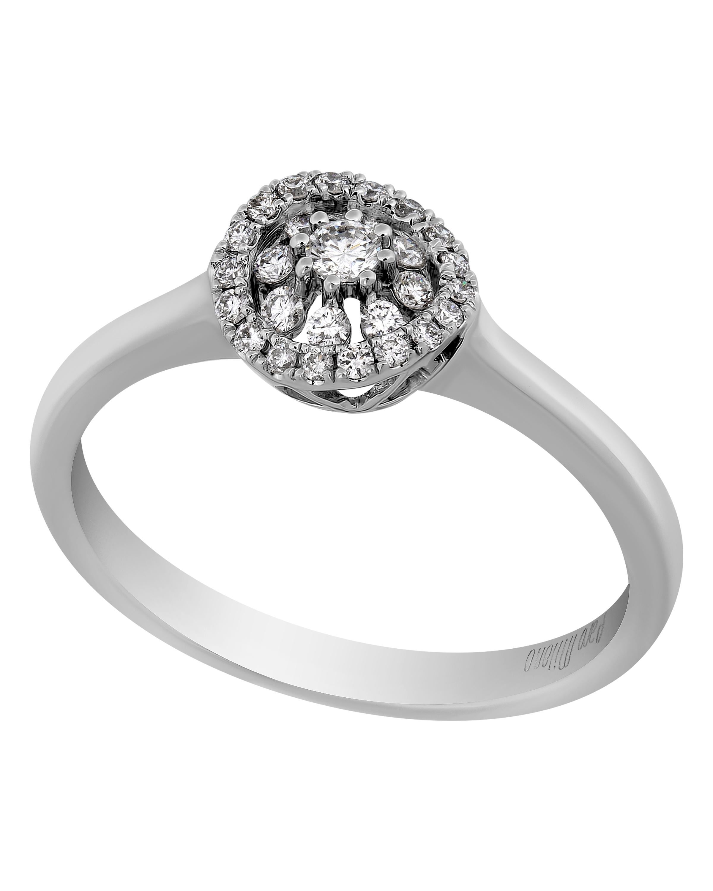 Cette bague intemporelle Piero Milano en or blanc 18 carats présente un design glamour de diamants en grappes de 0,20ct. tw. sur un anneau lisse. La taille de la bague est de 6,75 (53,8). La taille de la décoration est de 7,5 mm. Le poids est de 3g.