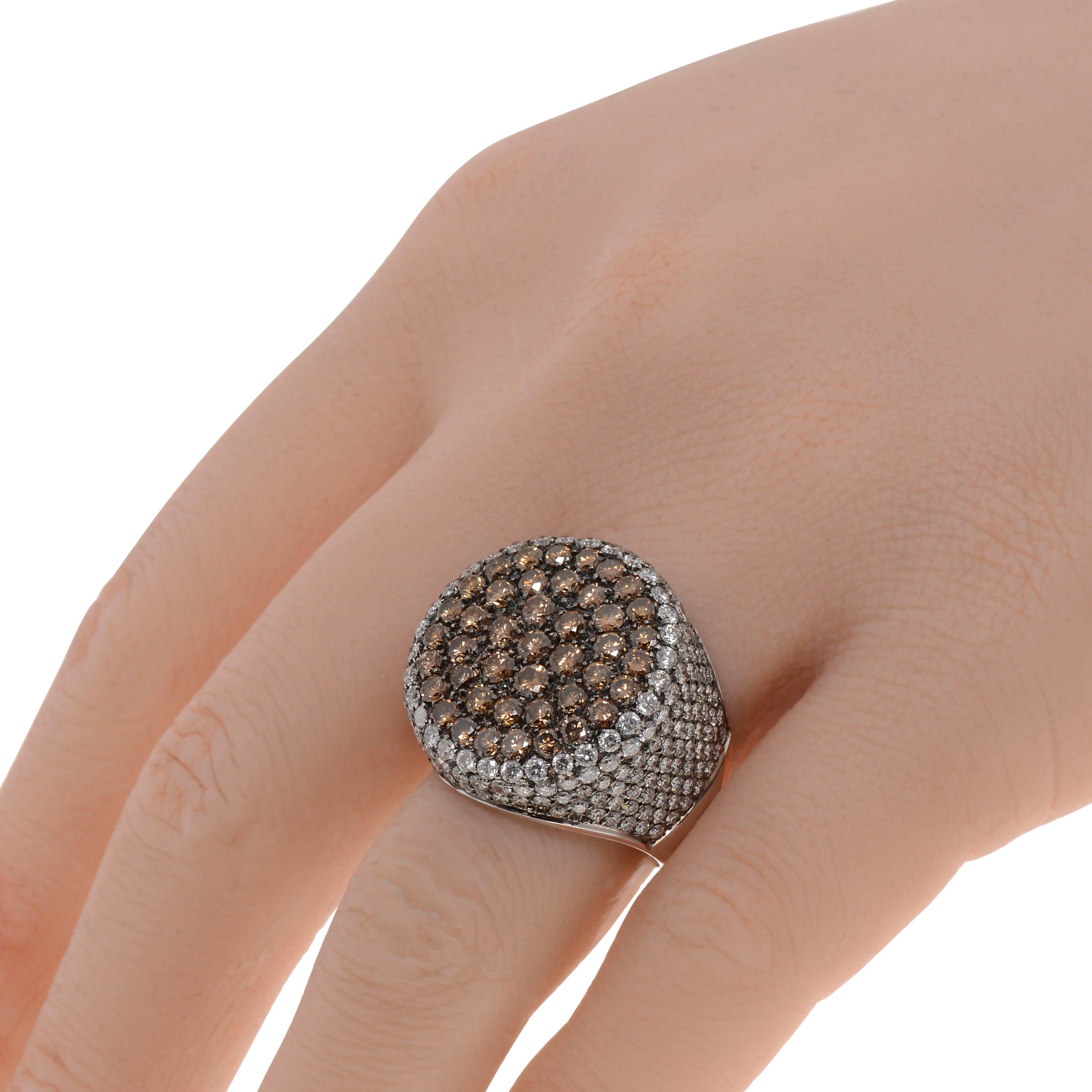 Dieser auffällige Piero Milano 18K Weißgold Statement Ring zeigt einen flachen Kreis aus braunen Diamanten, der von weißen Diamanten mit 2,96ct twd auf einem polierten Weißgoldband eingerahmt wird. Die Ringgröße ist 7,5. Die Größe der Dekoration