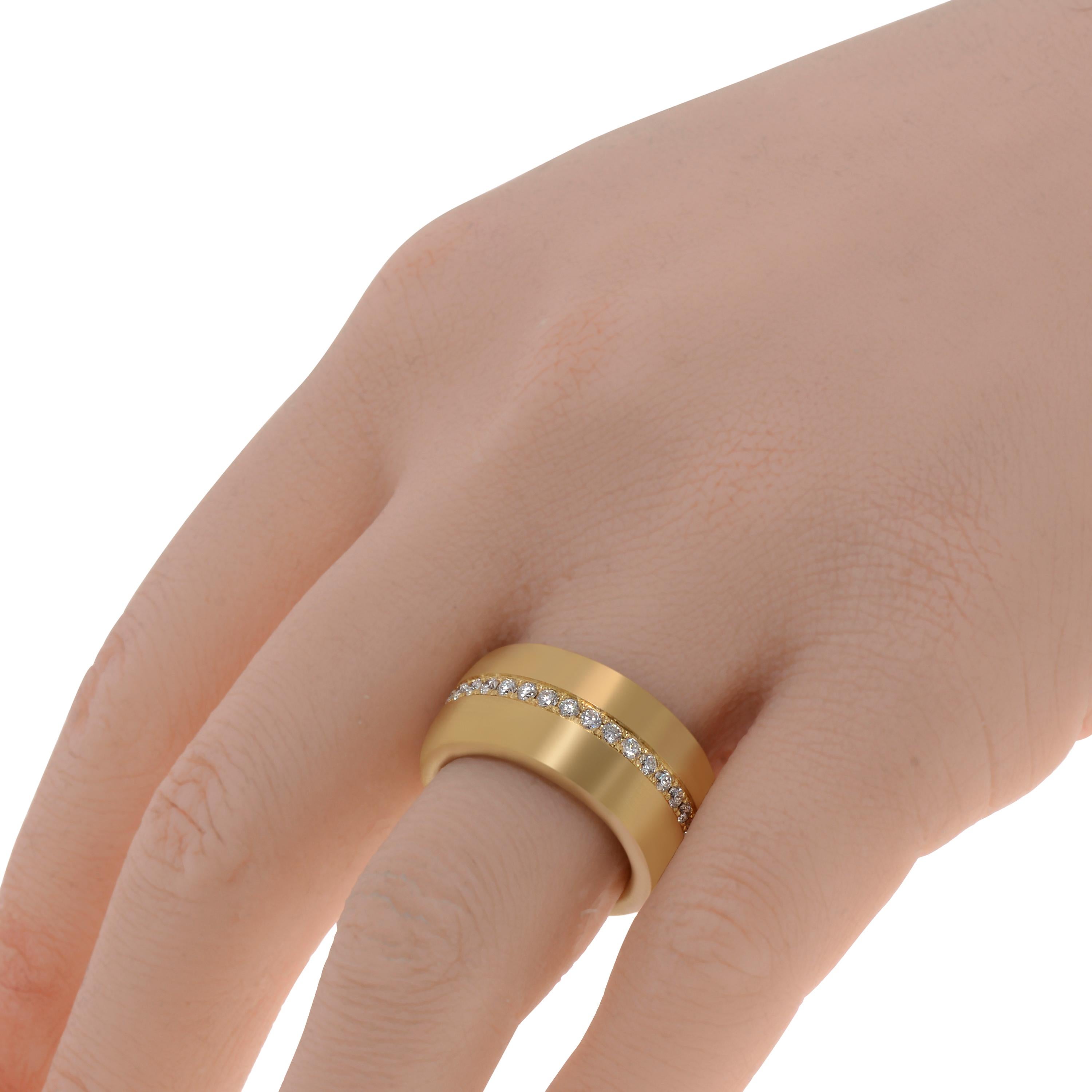 Cette bague classique Piero Milano en or jaune 18 carats présente une ligne scintillante de diamants de 0,8ct. tw. ornant le centre d'un anneau en or jaune brossé de 11,2 mm. La taille de la bague est de 7 (54.4). La largeur de la bande est de 11,2
